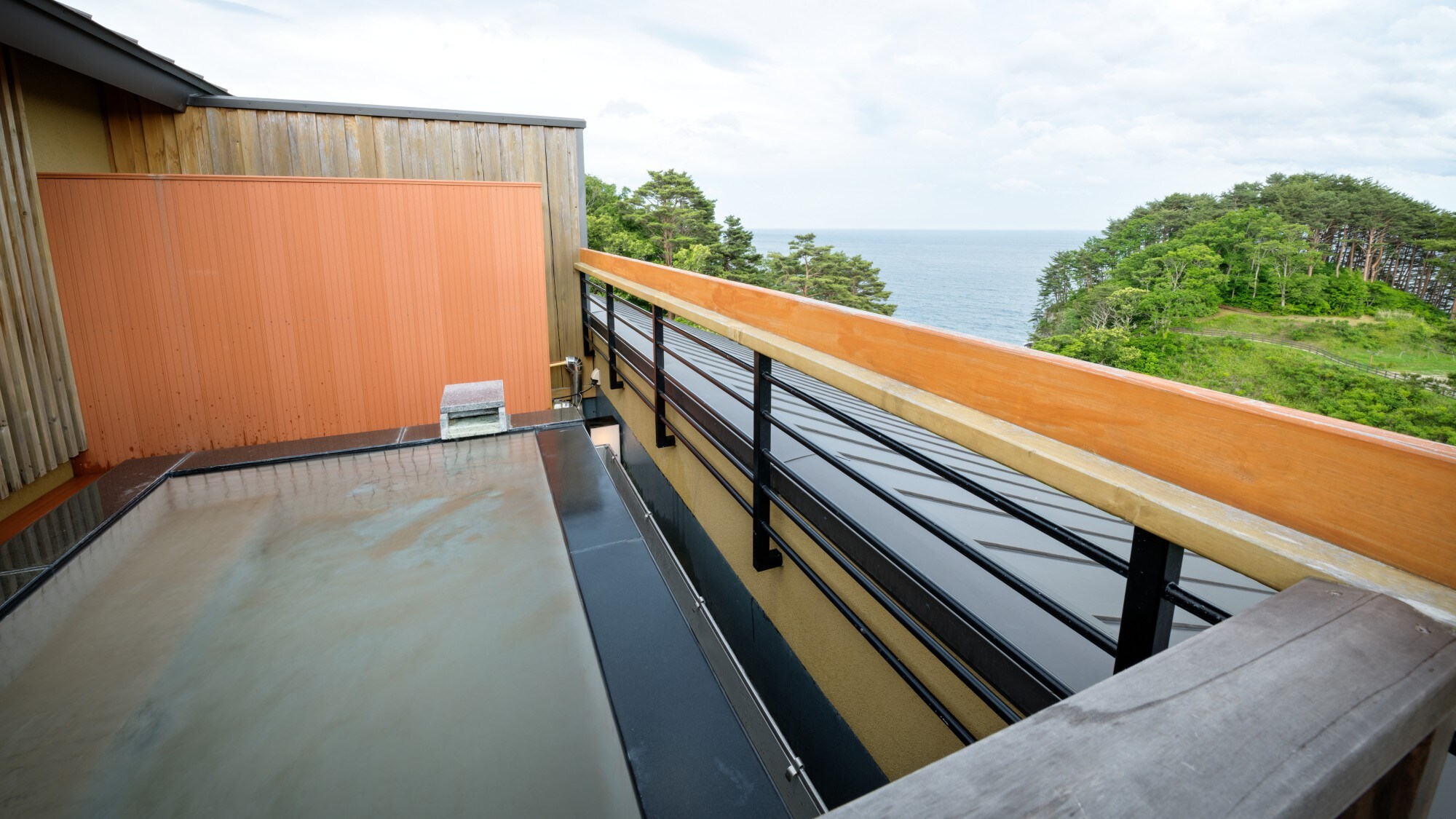 [Chartered bath] Tenbo open-air bath / splash (closed in winter) / There is a feeling of liberation because it is on the top floor. * It is not a hot spring