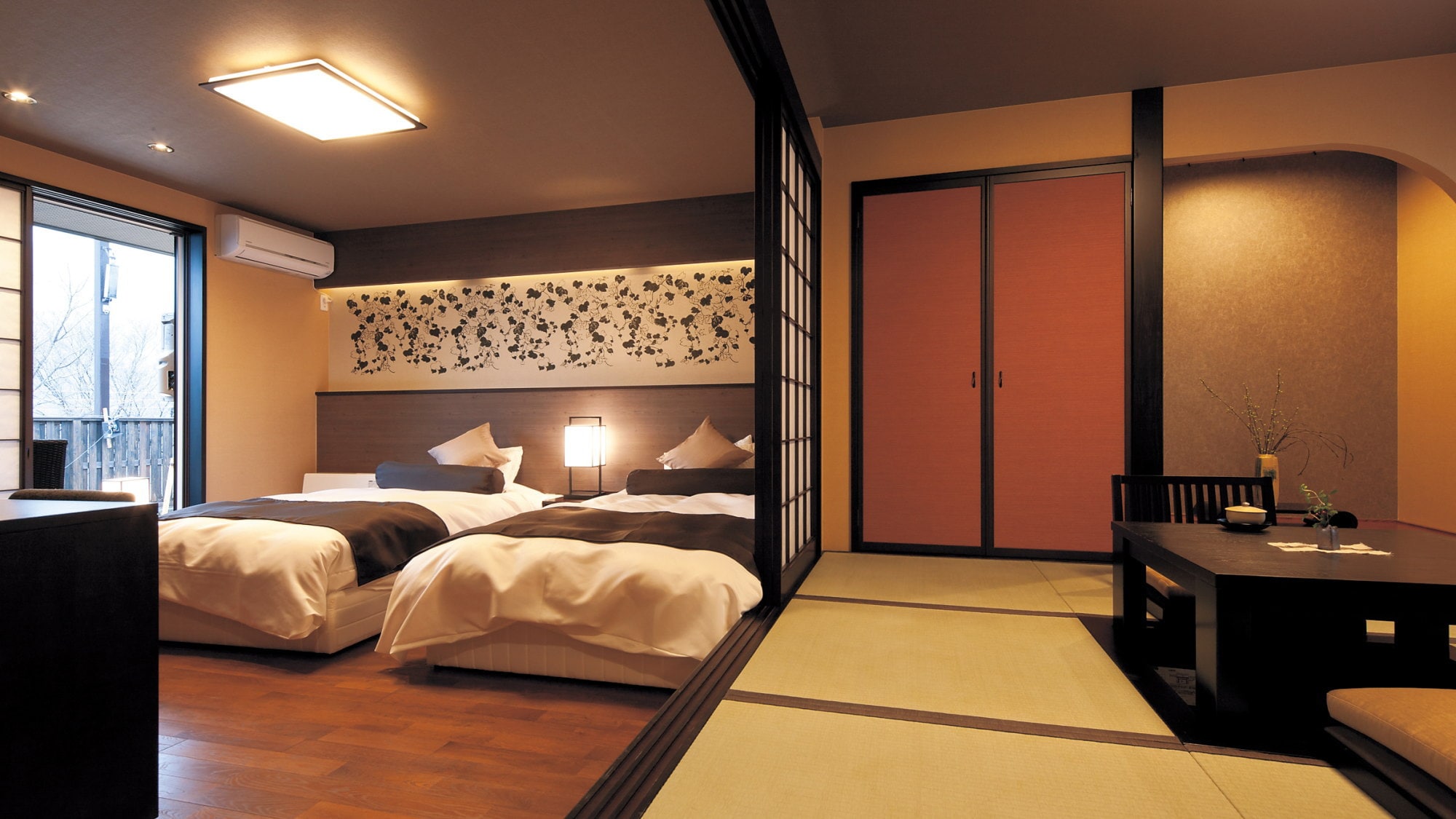 일본식・양실이 인접한 구조의 방을 즐겨 주세요.