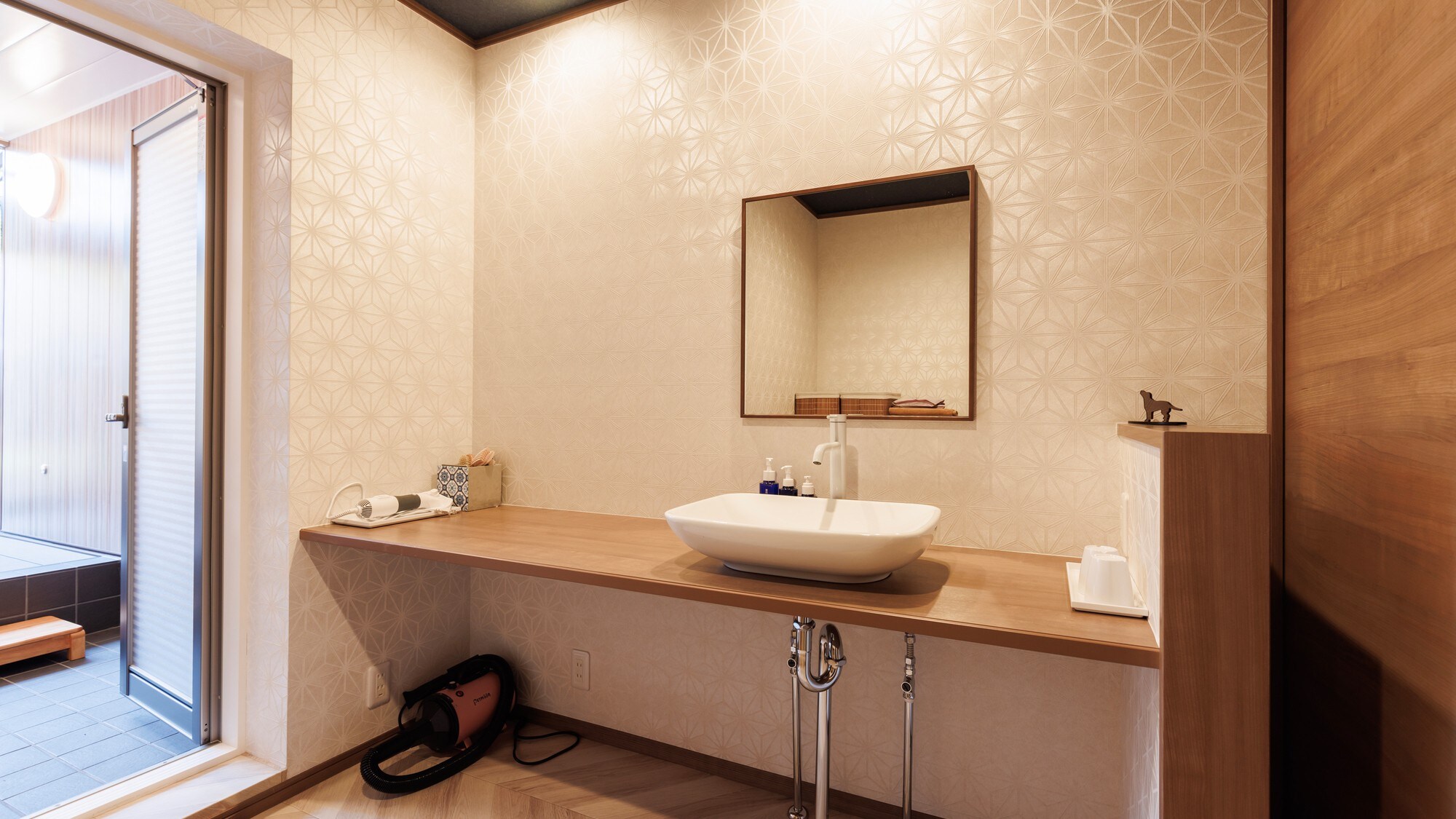 [Japanese-style guest room with semi-open-air bath and bed] Dry corner also available!