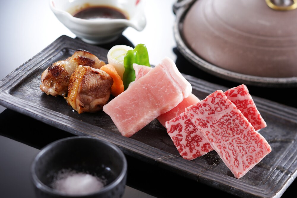 [Winter Kaiseki Course] Choice 4: Tajima beef, Yaga pork, and Tajima chicken grilled on a porridge