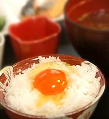 Telur mentah di atas nasi 415×453