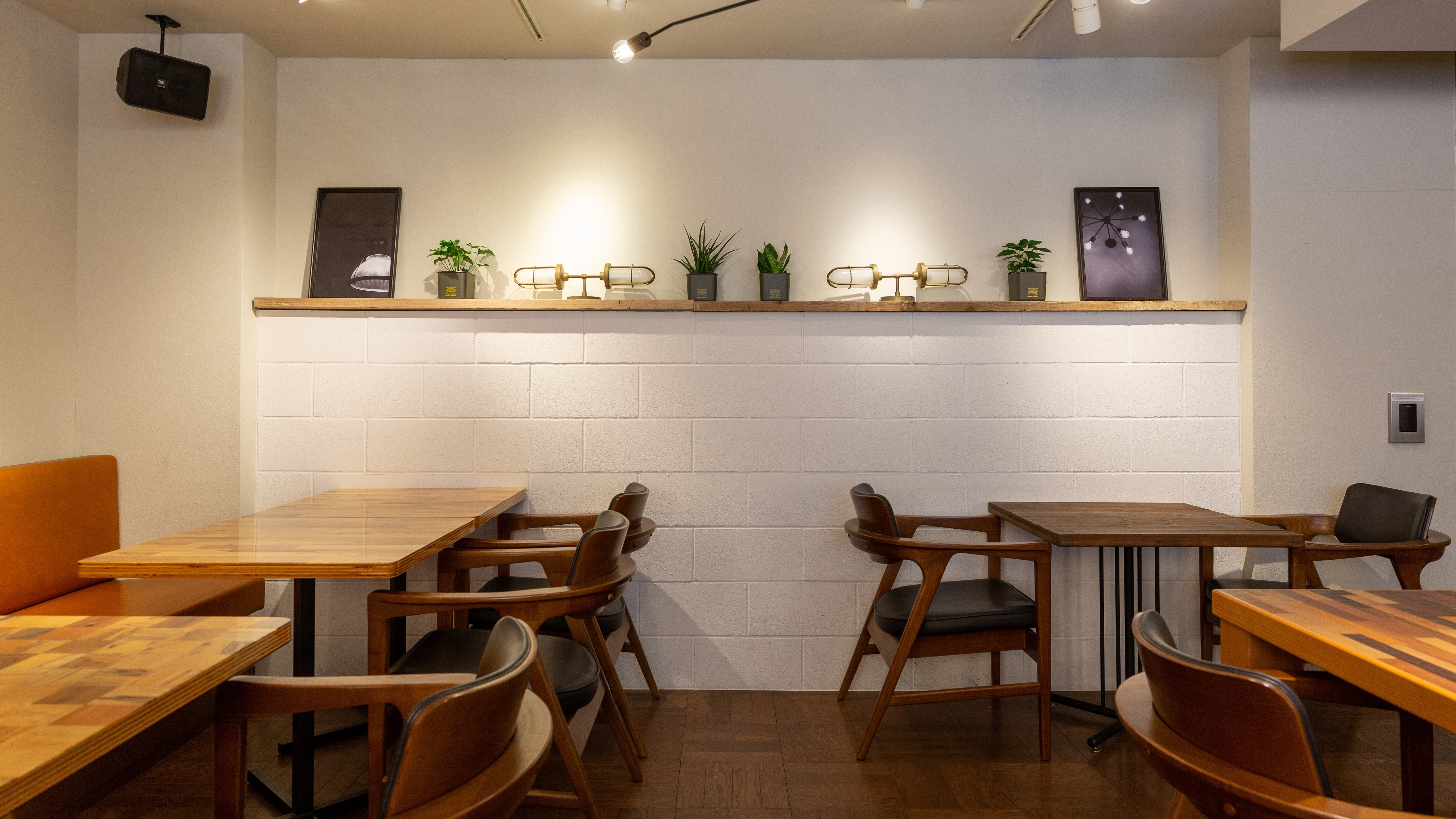 Gambar "NEXT DOOR" di lantai dua