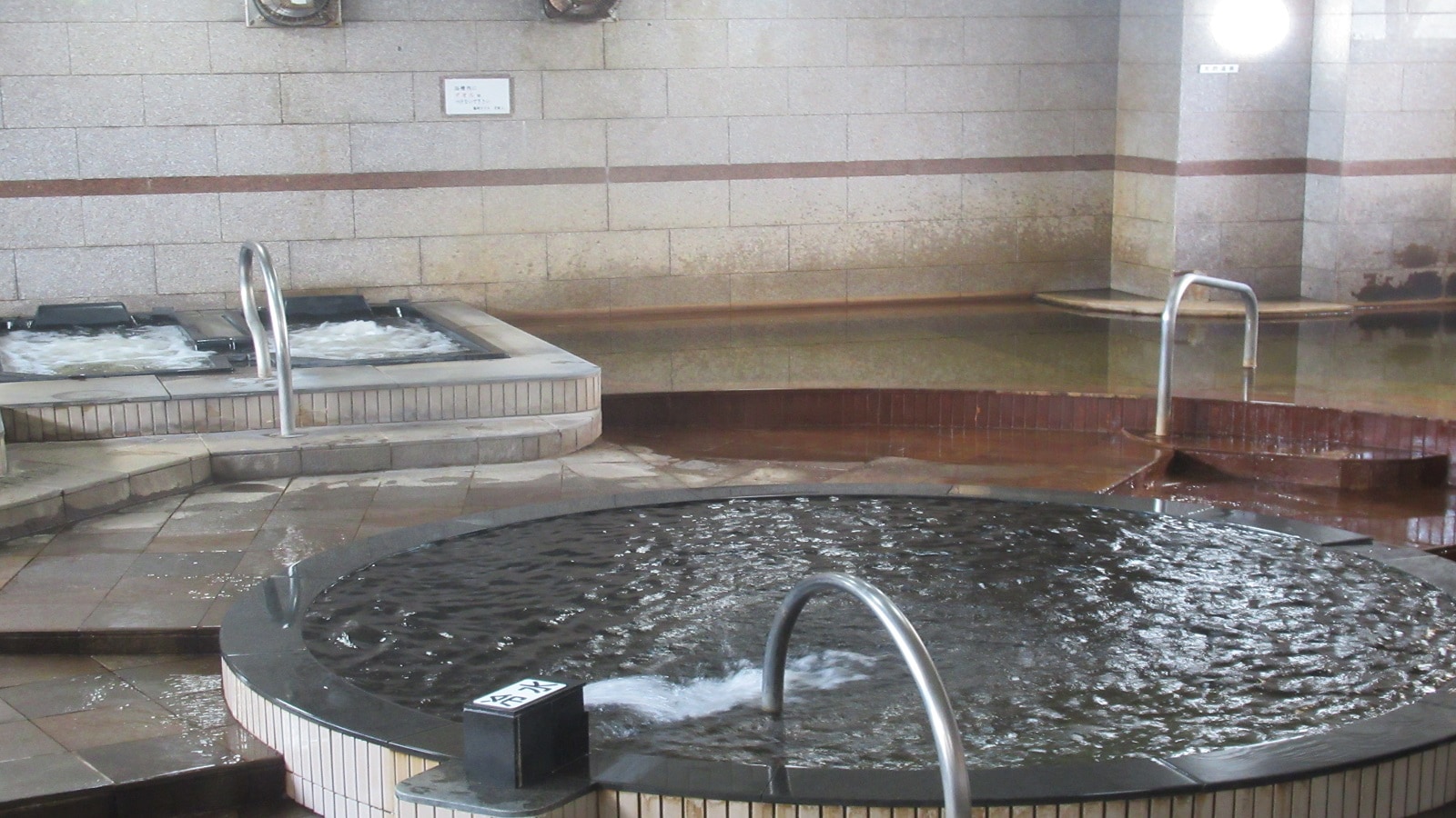 Large communal bath (for men only) [flowing from the source ☆ 彡 100% natural hot spring]