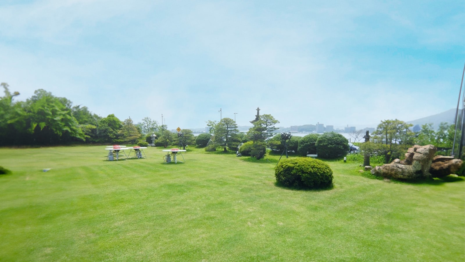 [Lawny garden] A garden overlooking Lake Shinji