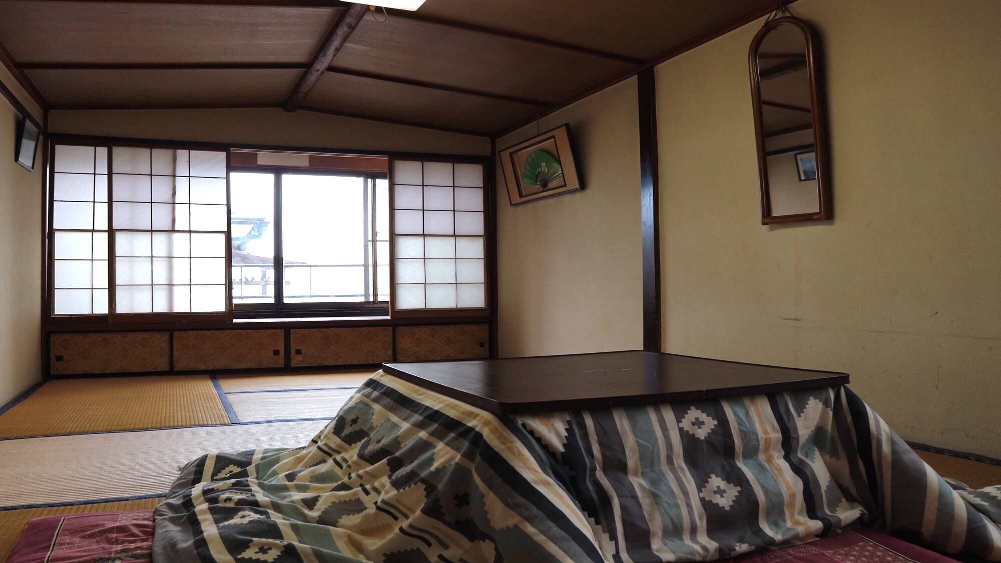 *[Example of a guest room on the third floor] A room that retains a strong Showa-era atmosphere (Kotatsu tables are provided in winter)