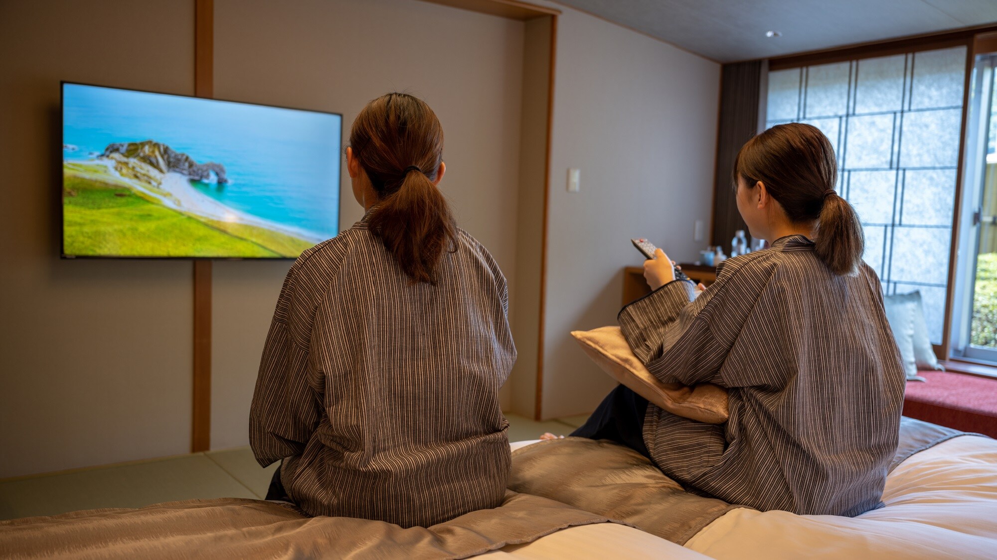 【日式現代房A型】推薦您在席夢思床上放鬆地看大螢幕電視。