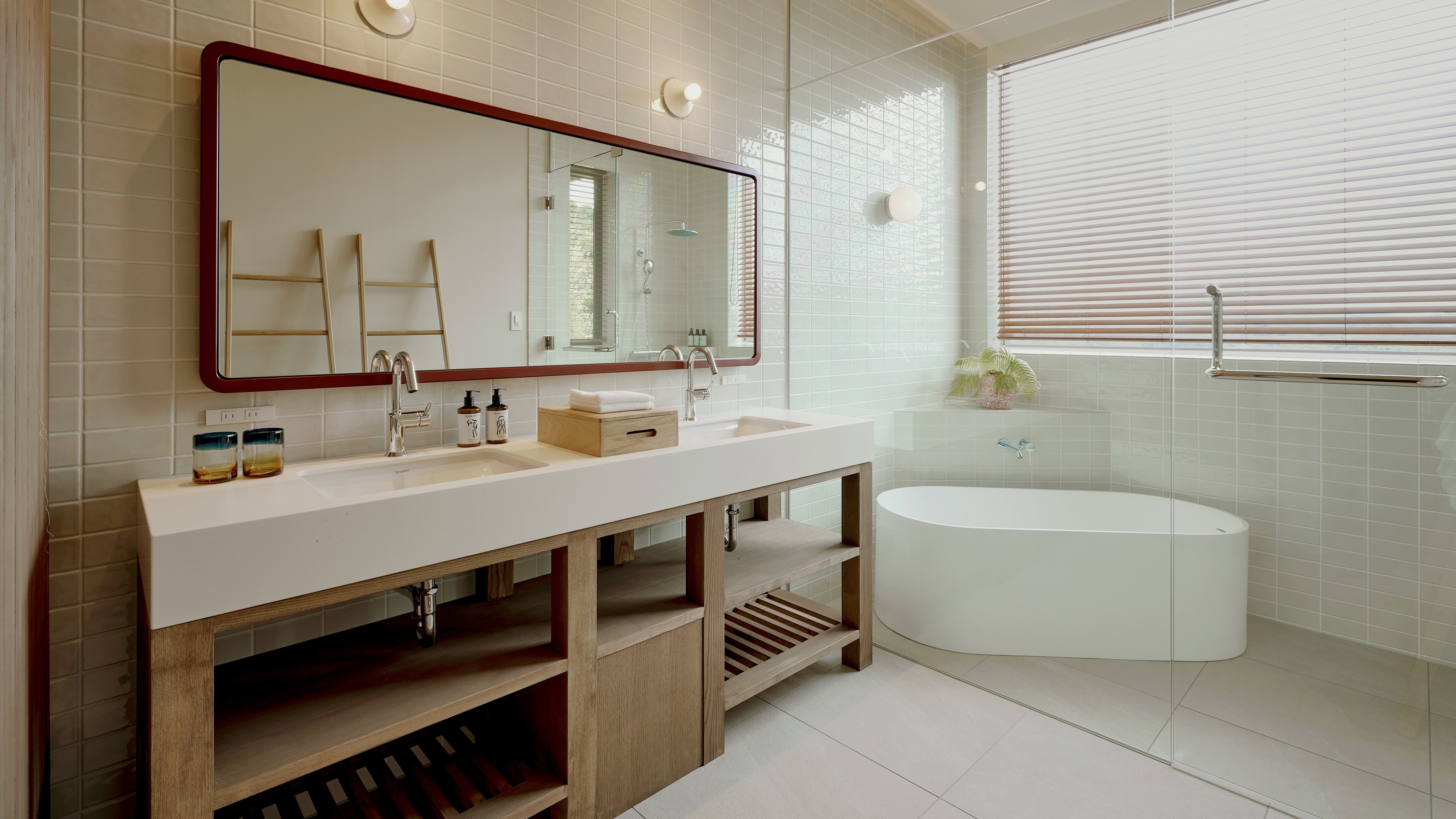 [203] A guest room equipped with furniture with an impressive modern design.