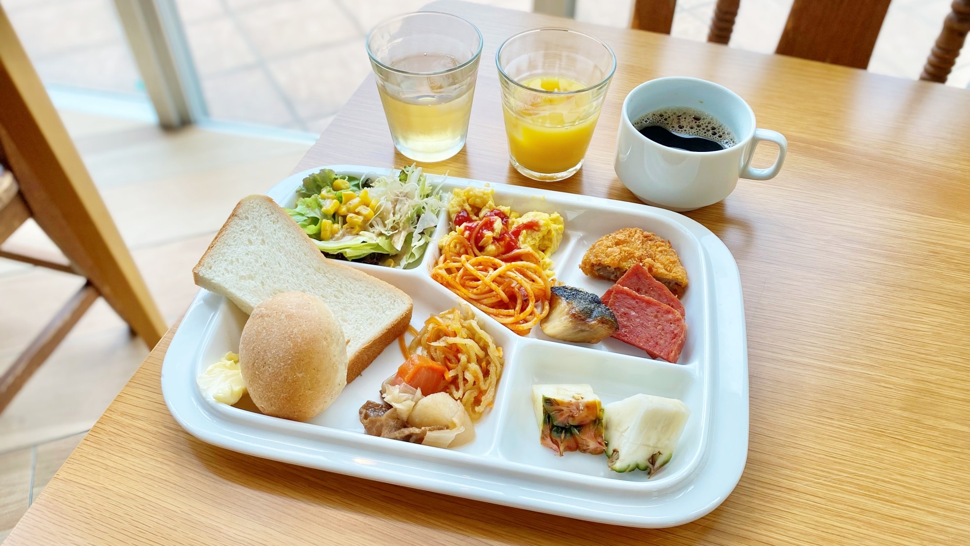 *【早餐示例】自助式早餐，您可以享用少量面包、米饭、沙拉、配菜等。