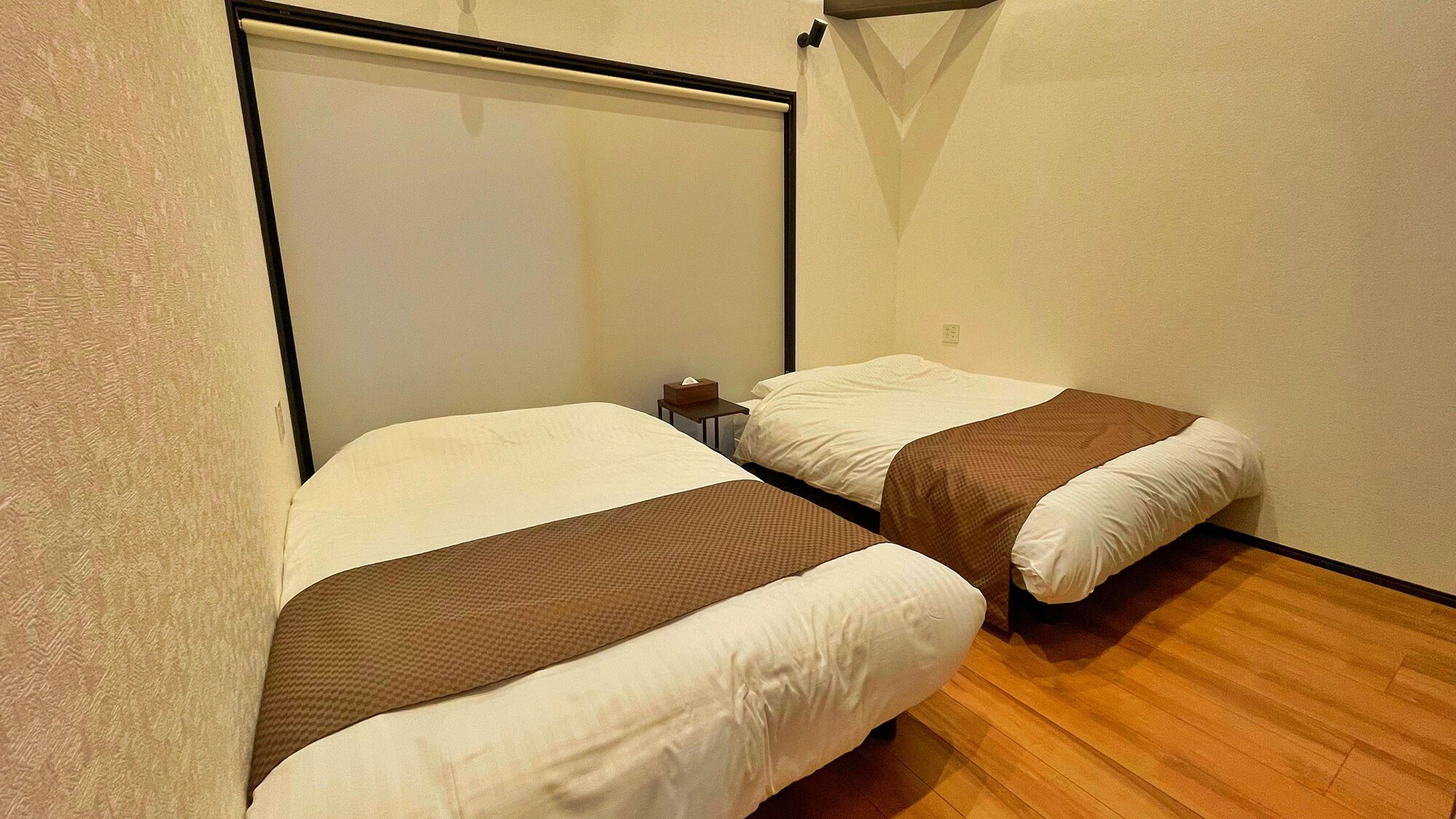 ・[Bedroom] The high-ceilinged bedroom offers a spacious feel and allows you to relax.
