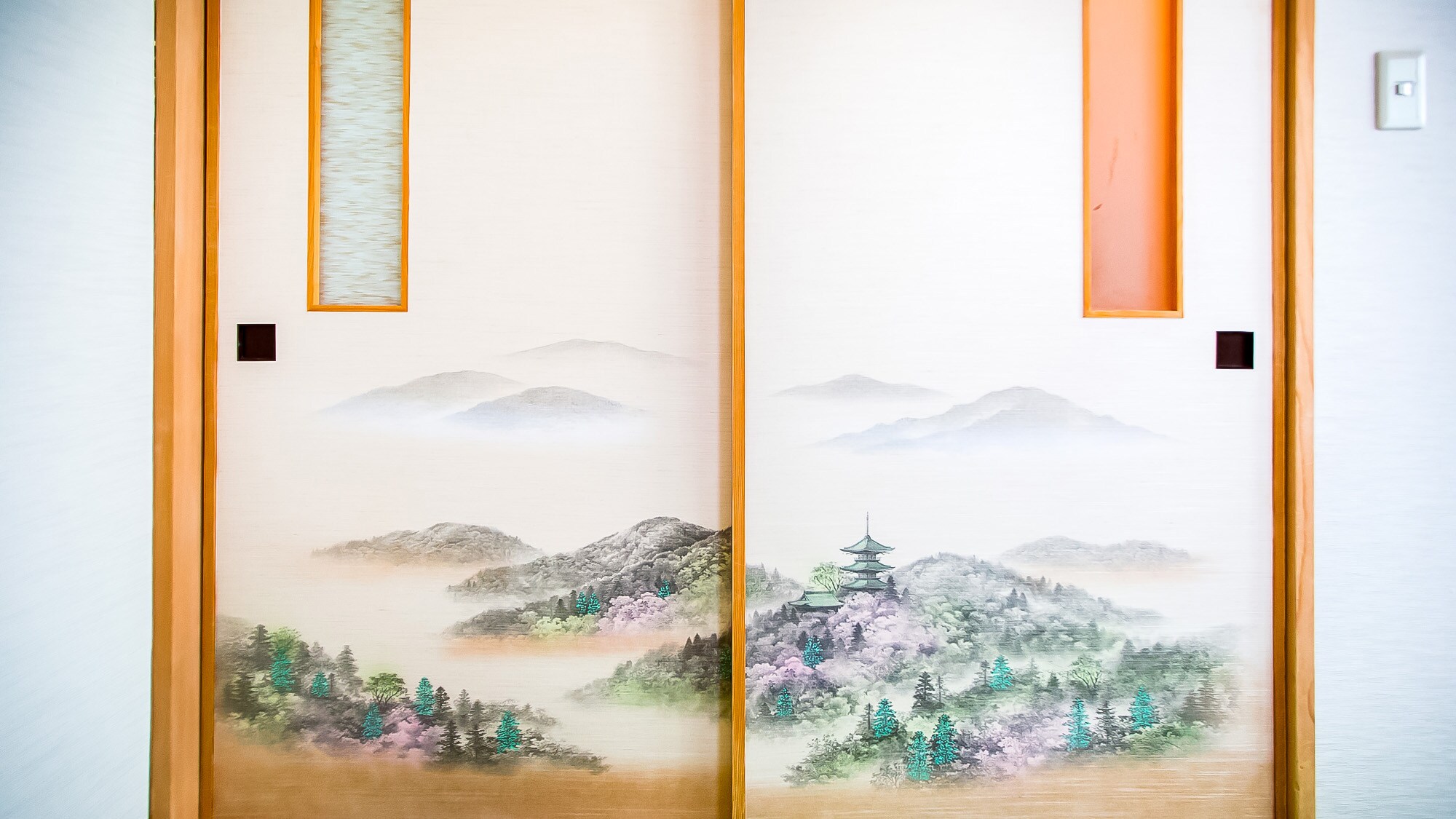 ・<Room E3 example> The sliding doors are decorated with delicate paintings that exude a Japanese atmosphere.
