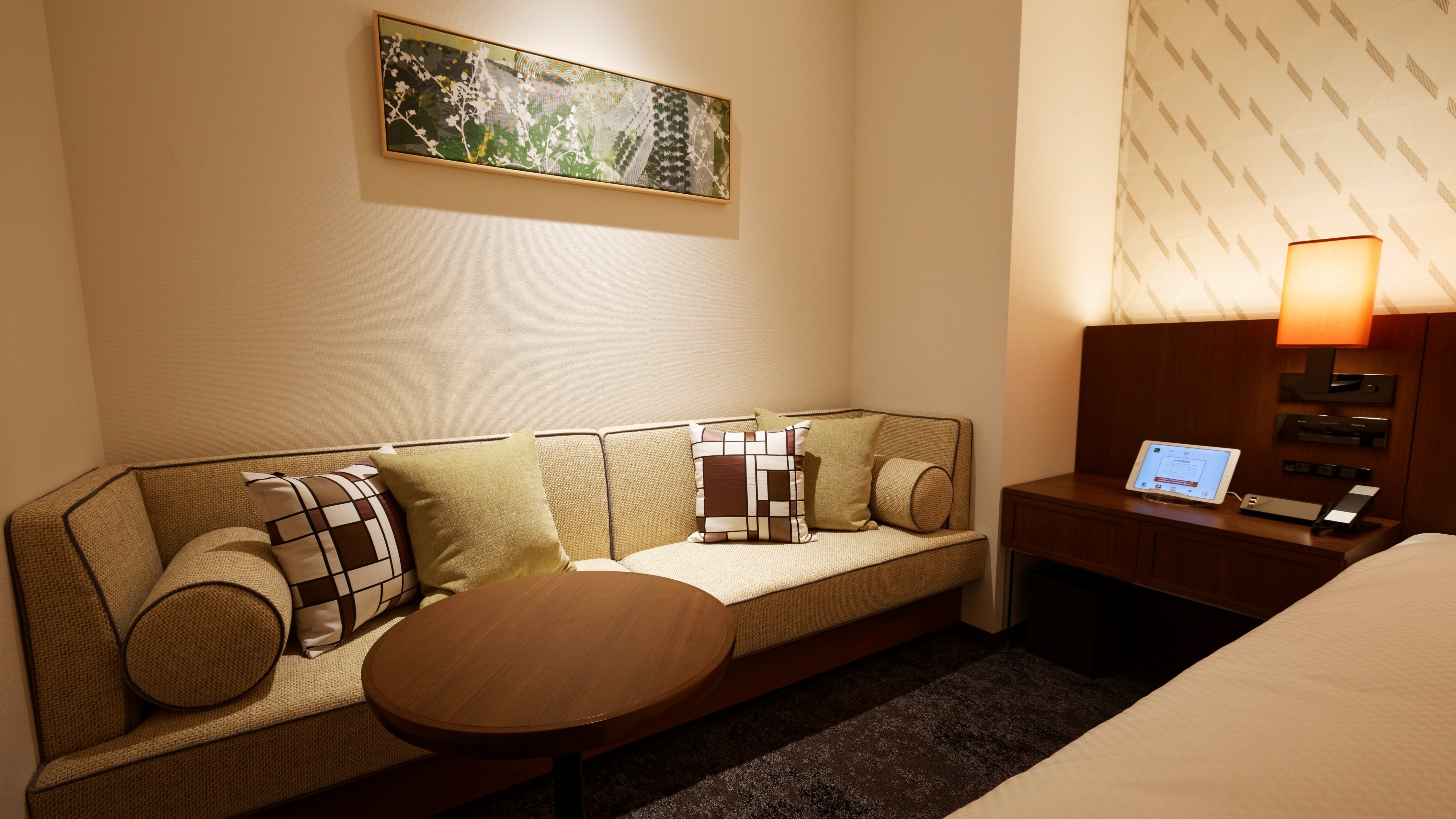 Room "Forza King" featuring a 180 cm king size bed and a large sofa