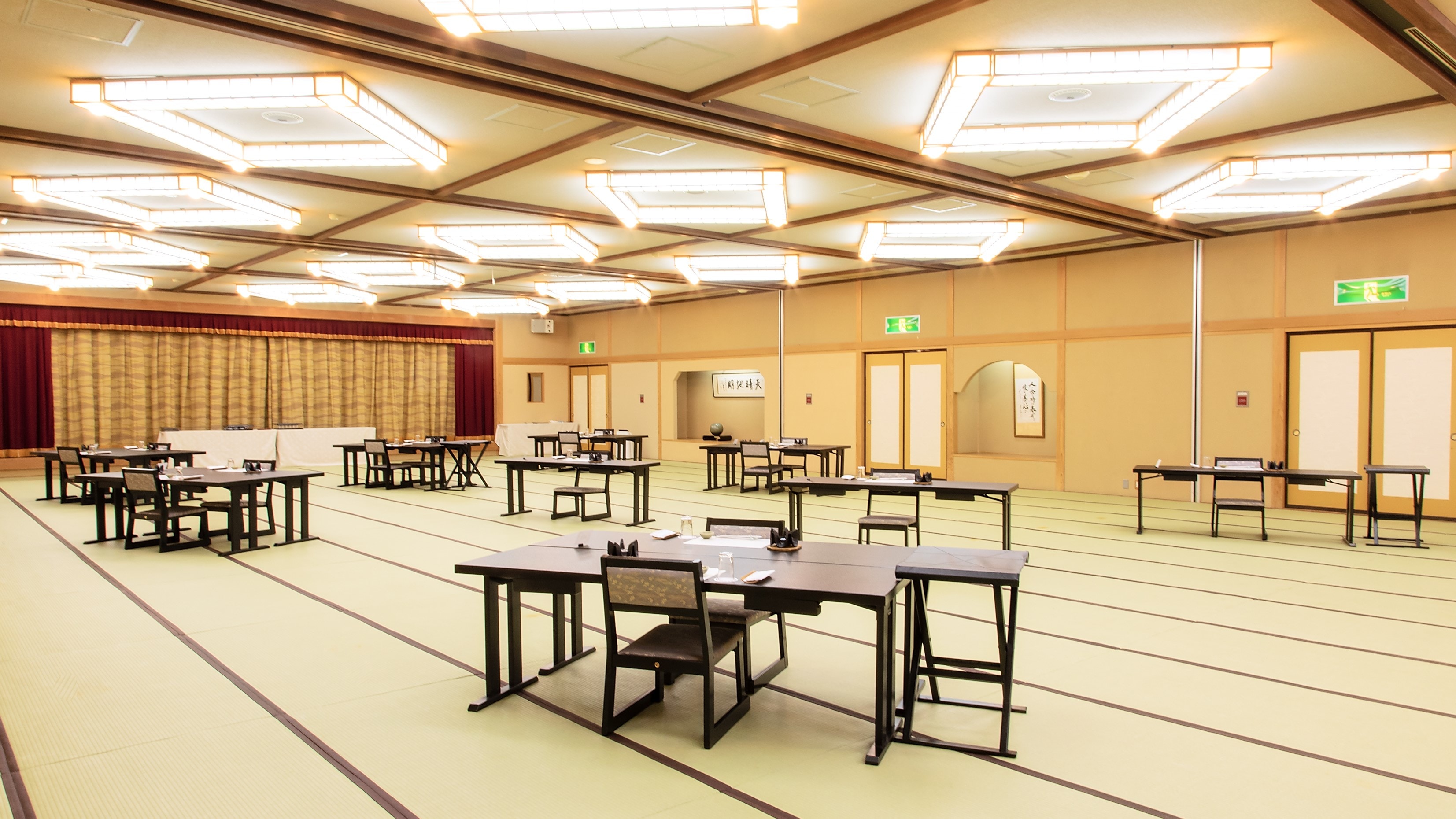 สถานที่รับประทานอาหารค่ำ "White Rakuten"