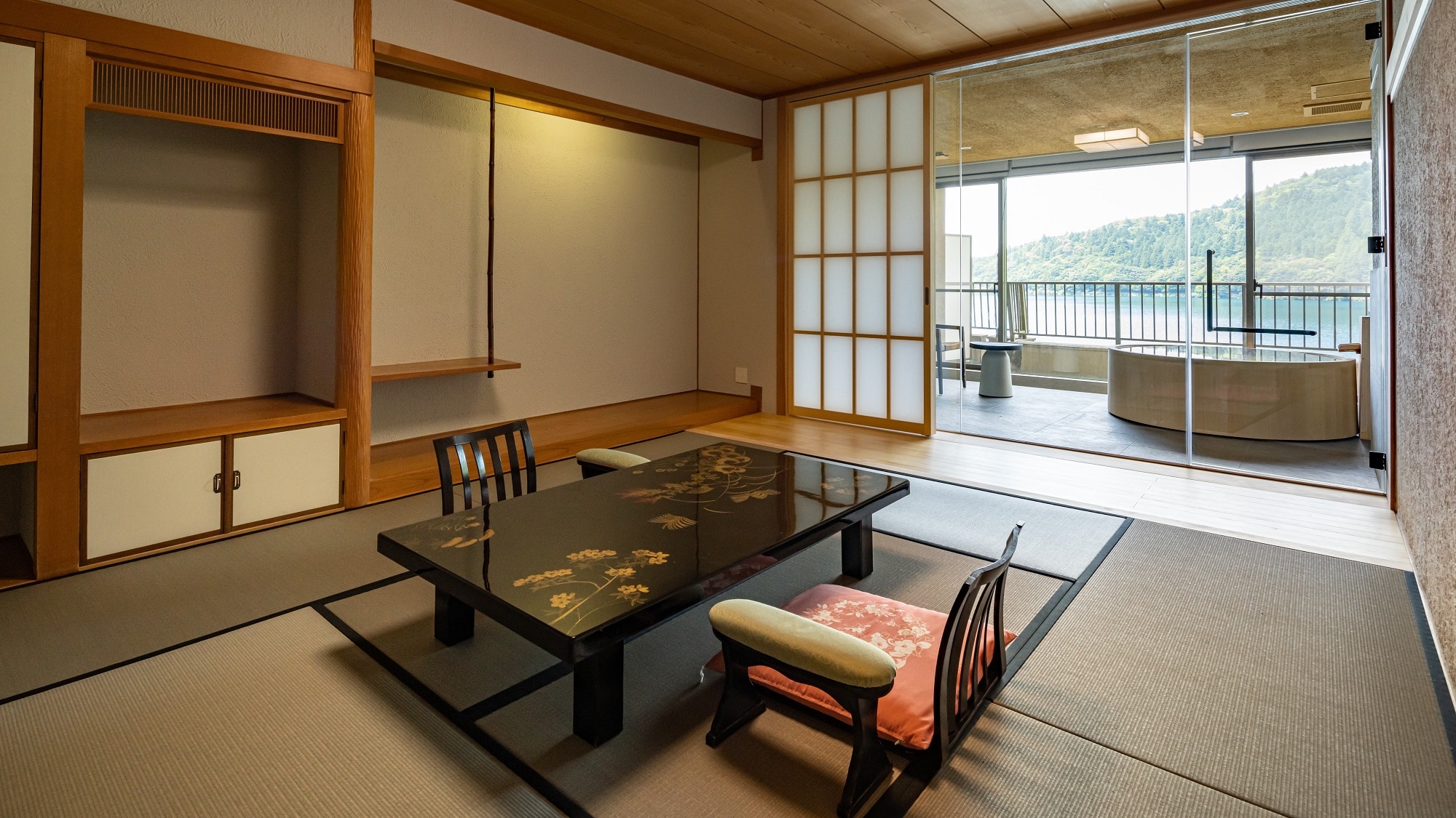 [Room with private source semi-open-air bath] Japanese and Western room (water yen)