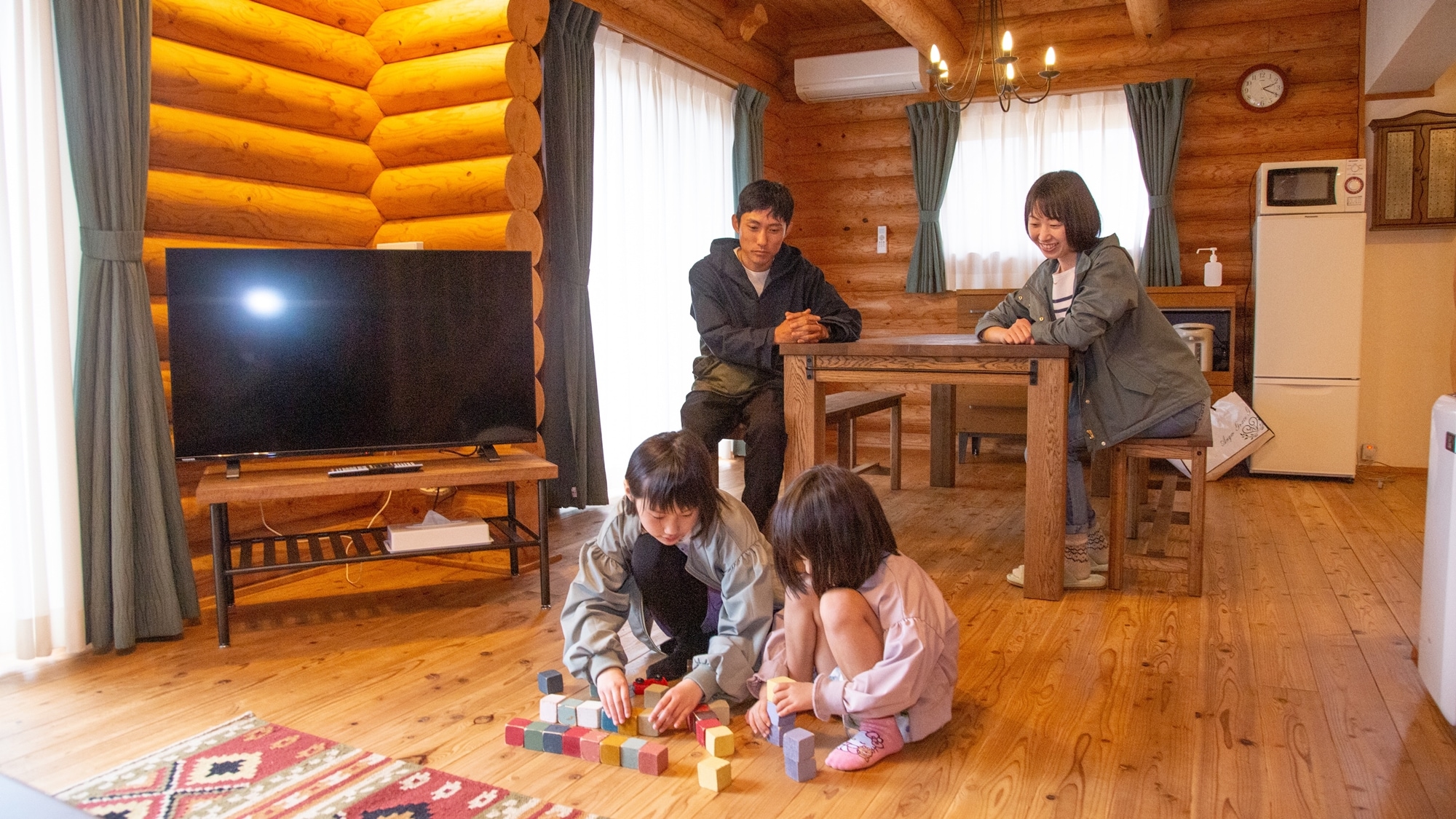 * [Log house] Please spend a warm time with your family in a room where you can feel the warmth of wood.