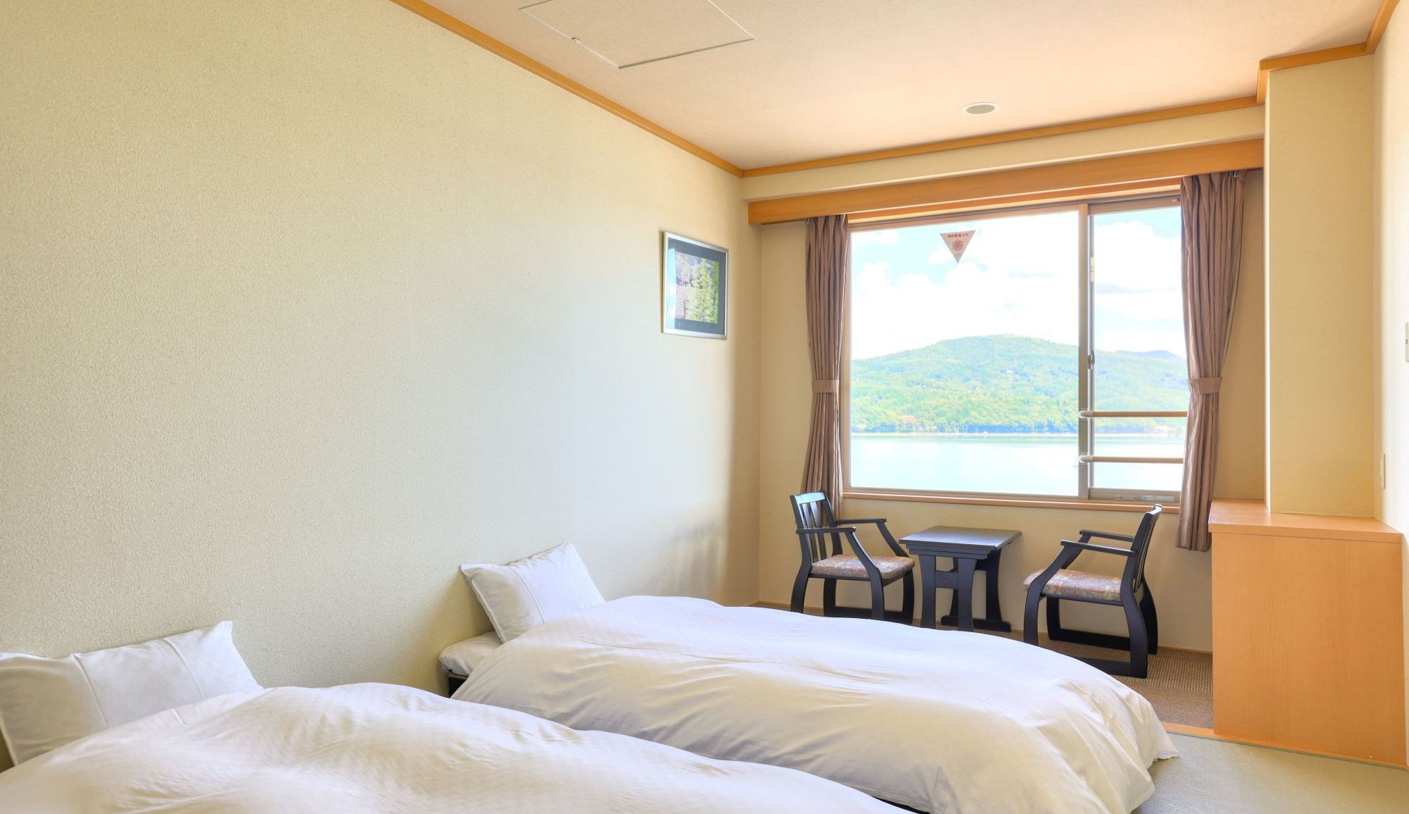 [Standard Japanese-style room] 25㎡ Japanese-style room or Japanese-style bed. In the case of a Japanese-style room, futons are laid out in advance.