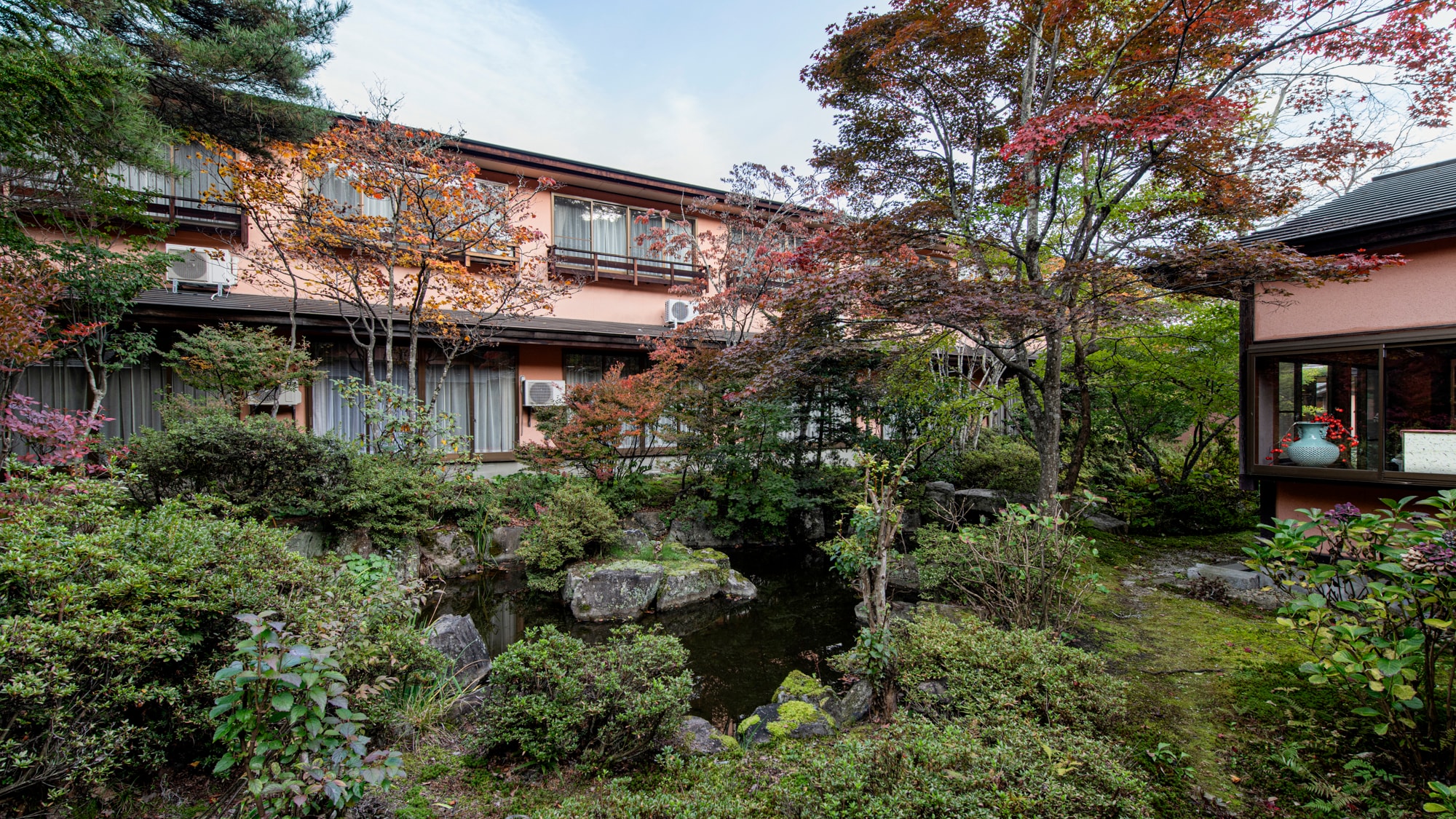 *庭院/我們的酒店圍繞著花園而建，讓您可以欣賞四季的風景。
