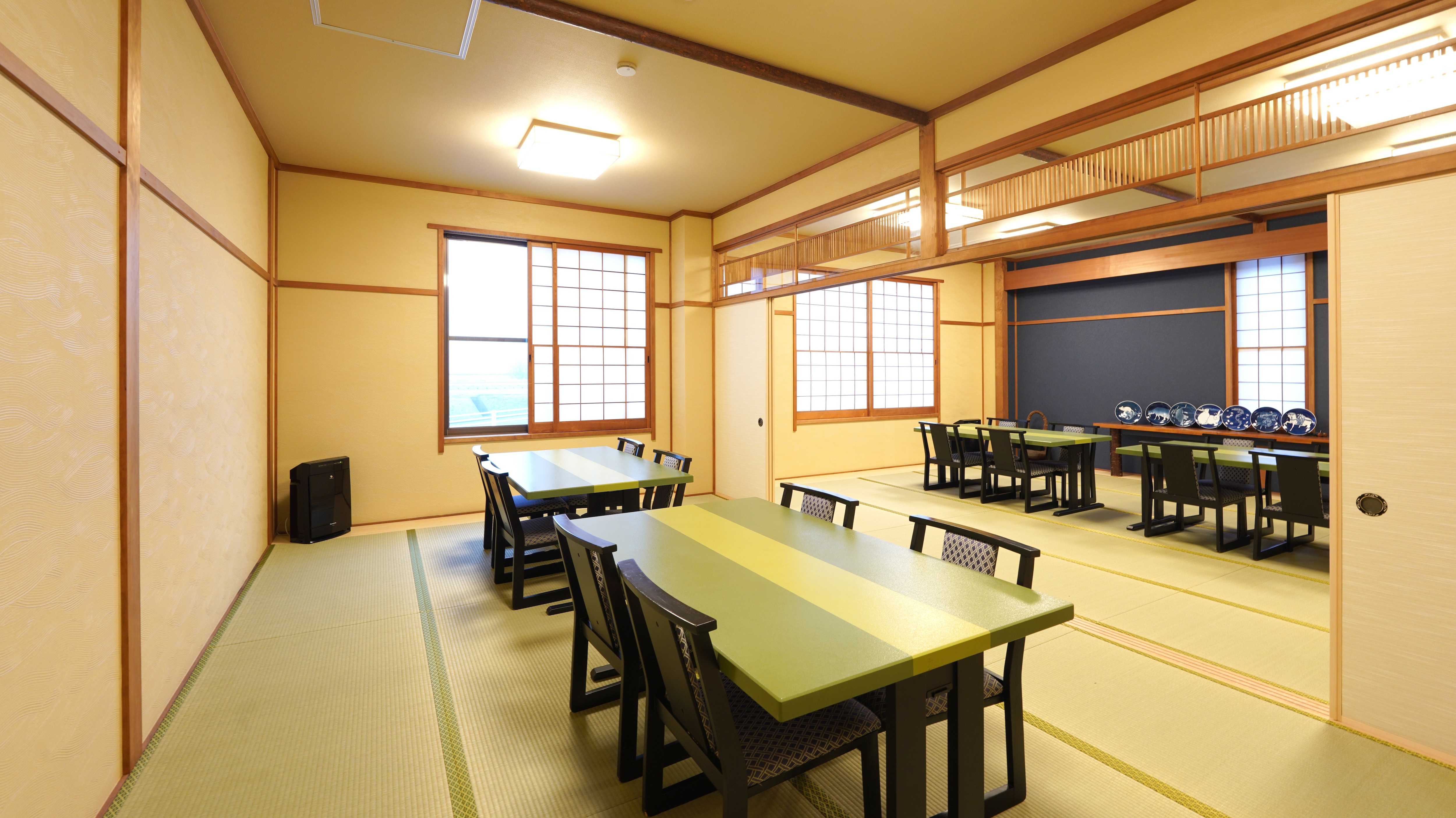 *[Dining] Meals are served in private rooms. Even those with mobility issues can enjoy their meals comfortably.