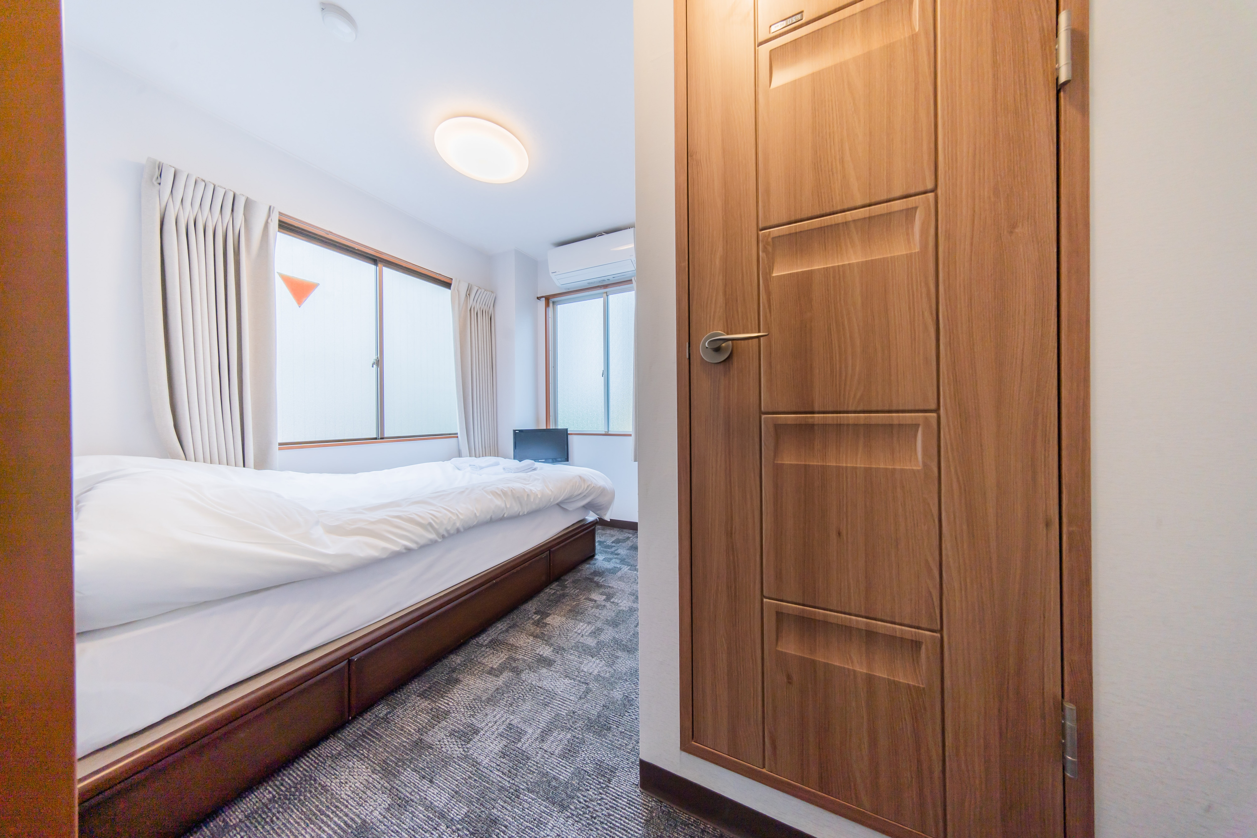 [1 semi-double bed/with bathroom and toilet] For 1-2 people