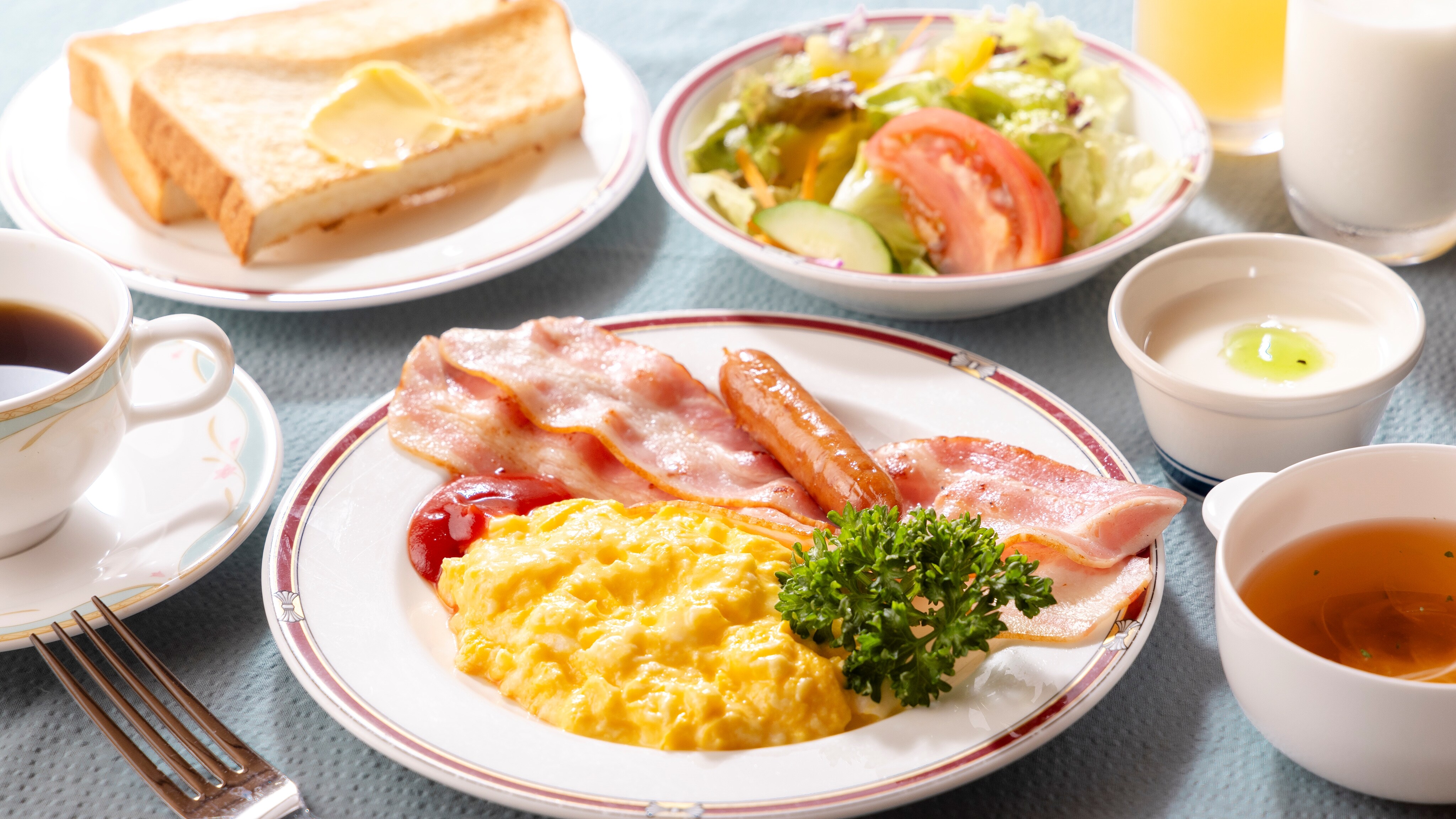 *Breakfast (Western set menu) - Egg dishes as the main course, with bread, soup, salad, etc.
