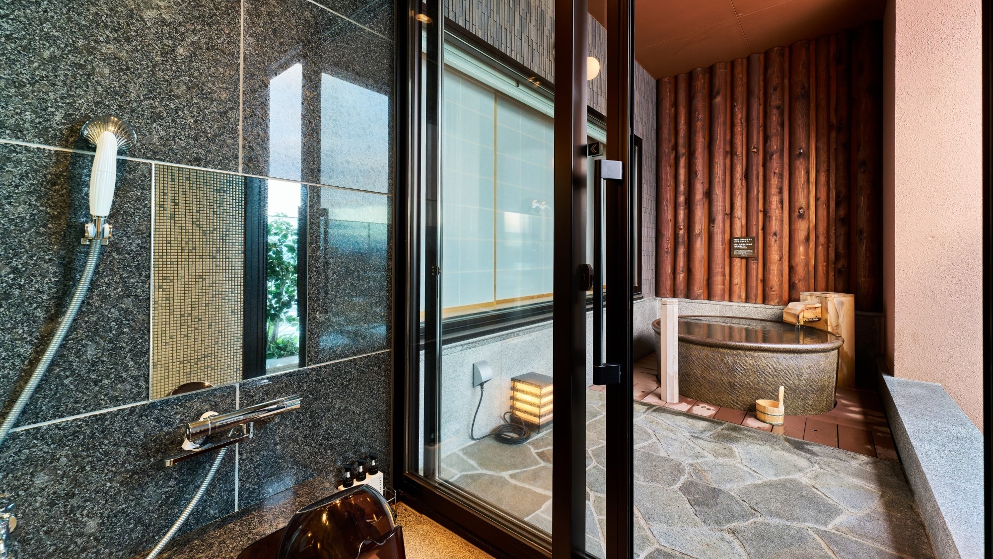 [ห้องพิเศษ (ห้องอาบน้ำเซรามิกกลางแจ้ง)] ห้องอาบน้ำมีประตูแบบกั้น ทำให้รู้สึกปลอดภัยแม้ในฤดูหนาวที่หนาวเย็น