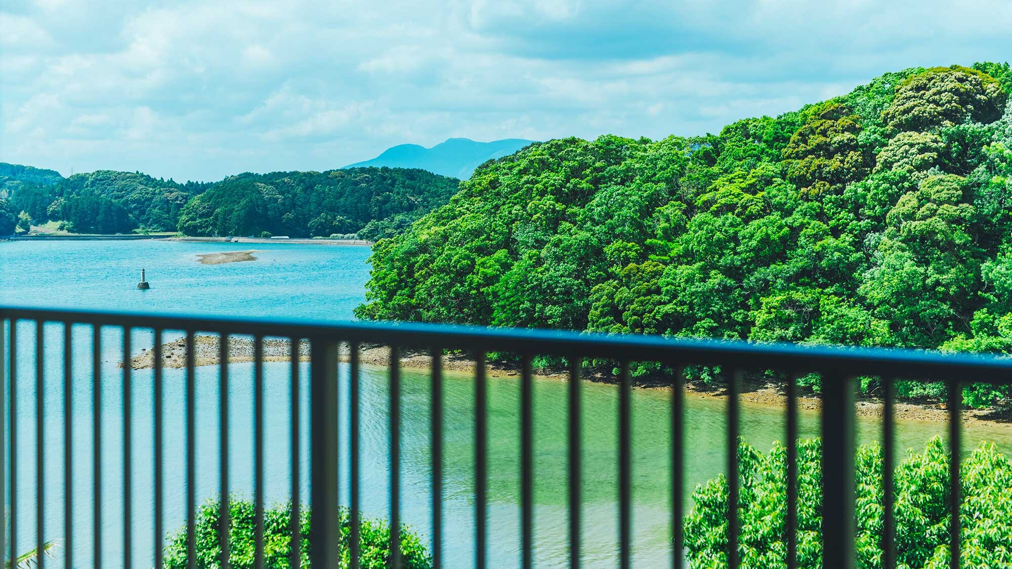 [Deluxe Twin Room] From the window you can see the emerald green ocean and islands that spread out before you.