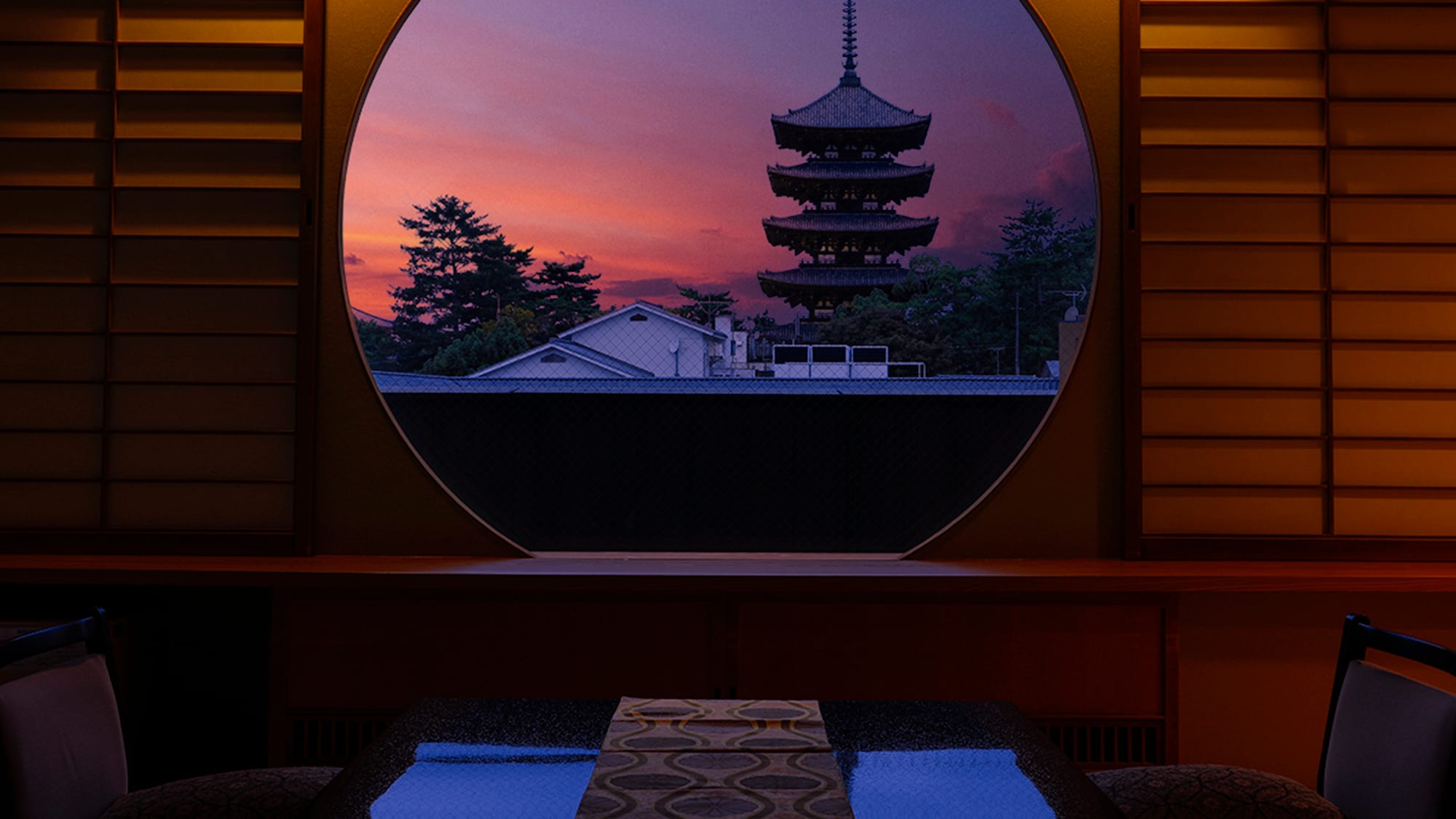 The five-storied pagoda creates a fantastic and majestic atmosphere by being lit up after sunset. Please take a look at the "special seats".