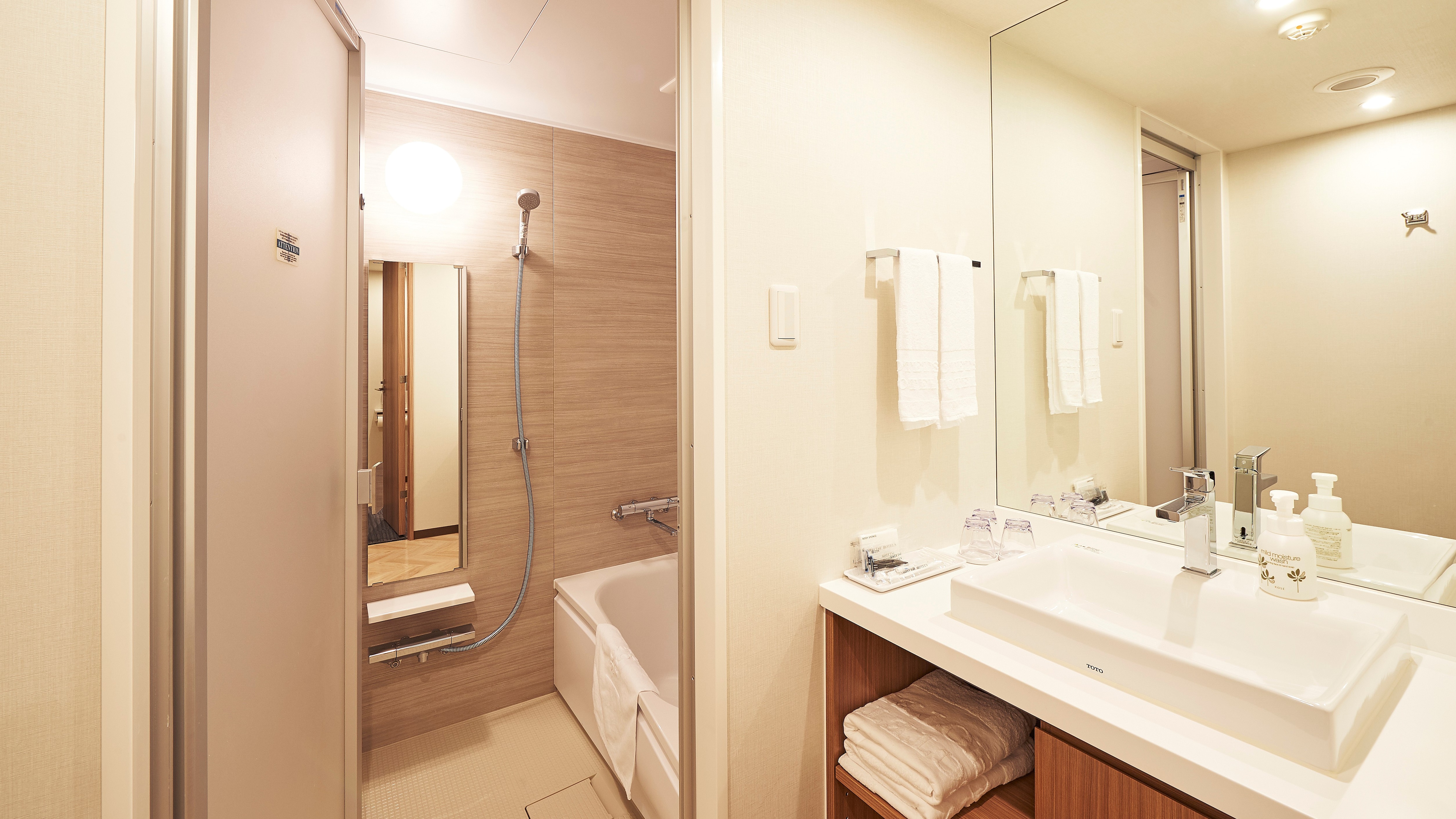 ห้องดีลักซ์เตียงแฝดเป็นห้องแยกต่างหากสำหรับ "ห้องน้ำ" "อ่างล้างหน้า" และ "ห้องสุขา"