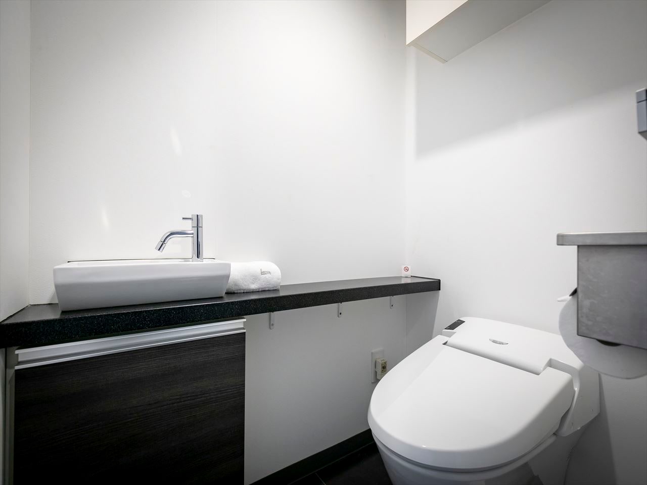 [Suite room/toilet]