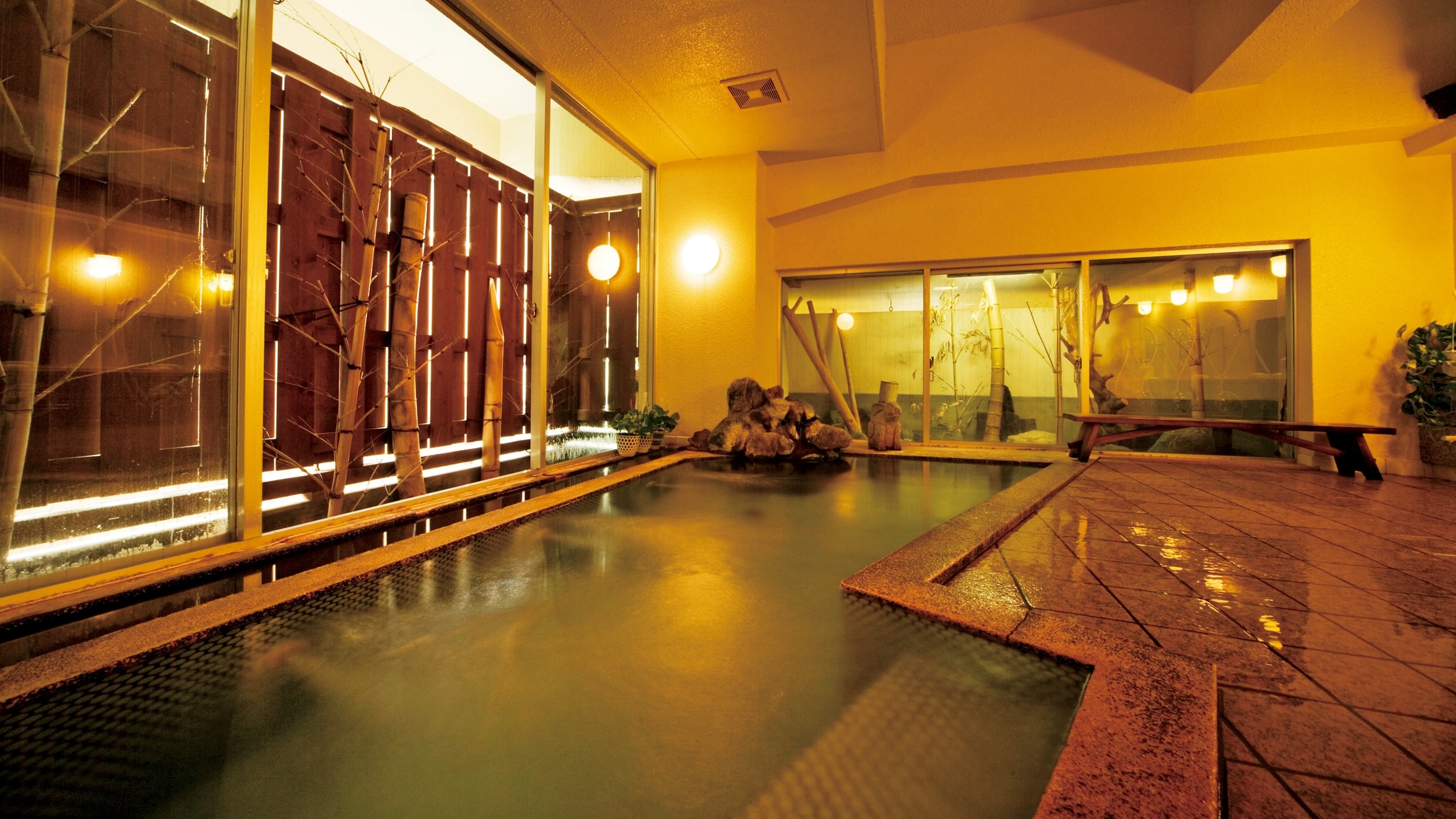 [Large public bath] A spacious large public bath where you can enjoy the waters of Teradomari Beach Hot Springs.