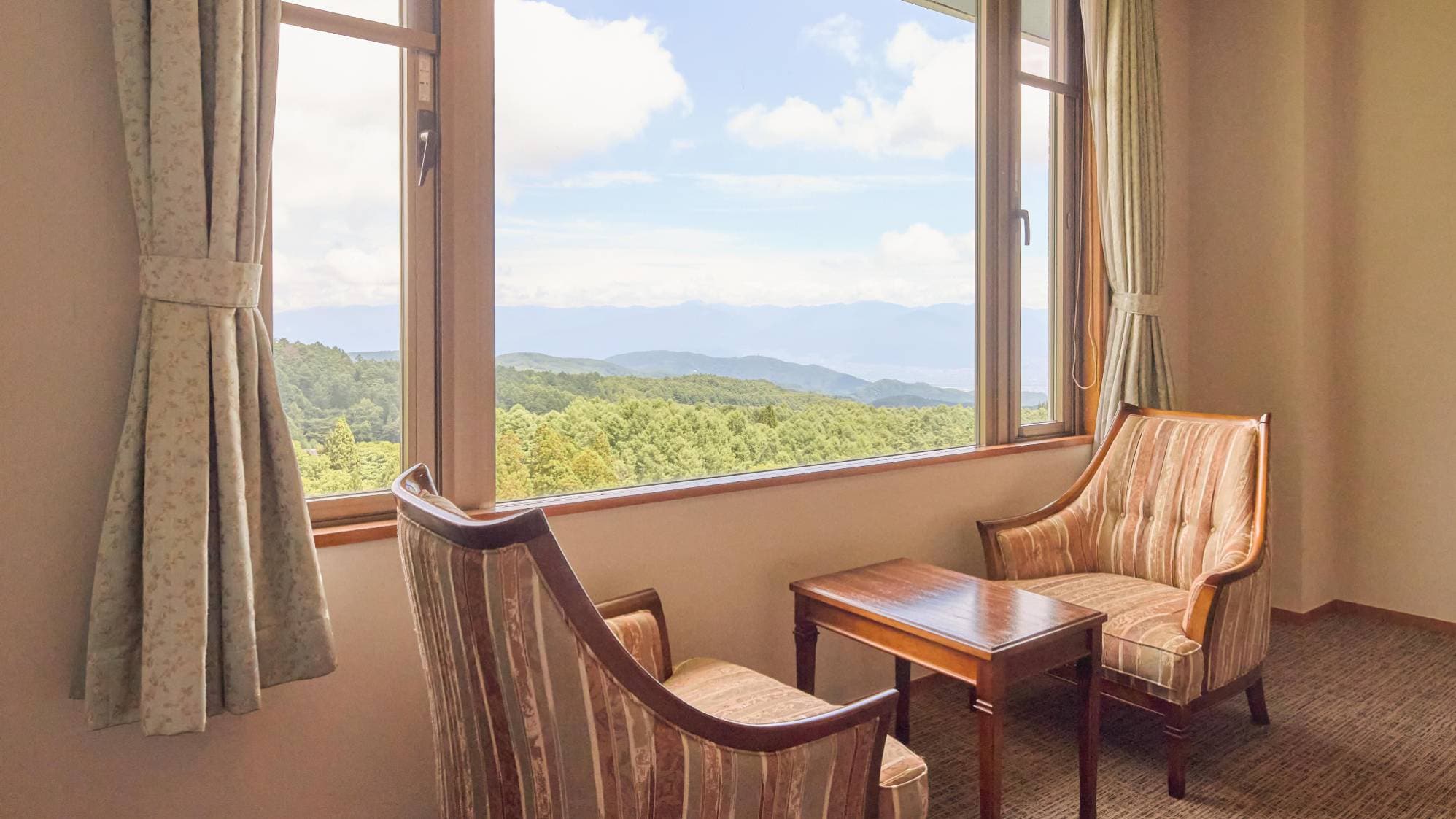 ・[Sunny Western-style room/non-smoking] The view of the sunrise over Shiga Kogen and the sea of clouds spreading out below is spectacular!