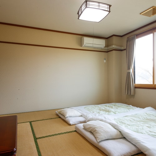 Example of a Japanese-style room of 8 tatami mats where you can relax and unwind like at home