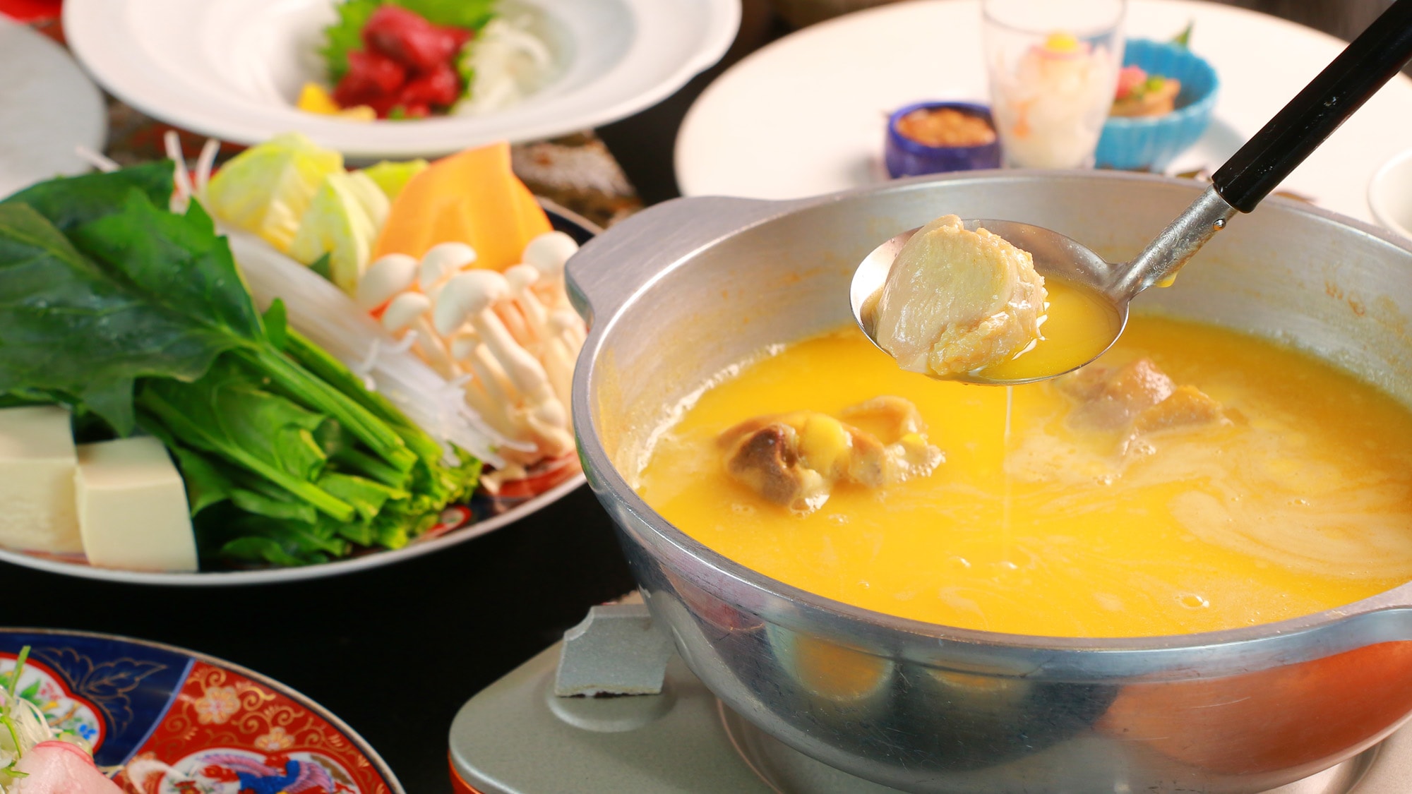 [Hakata Mizutaki: Chicken] Hakata chicken is slowly simmered in mizutaki.