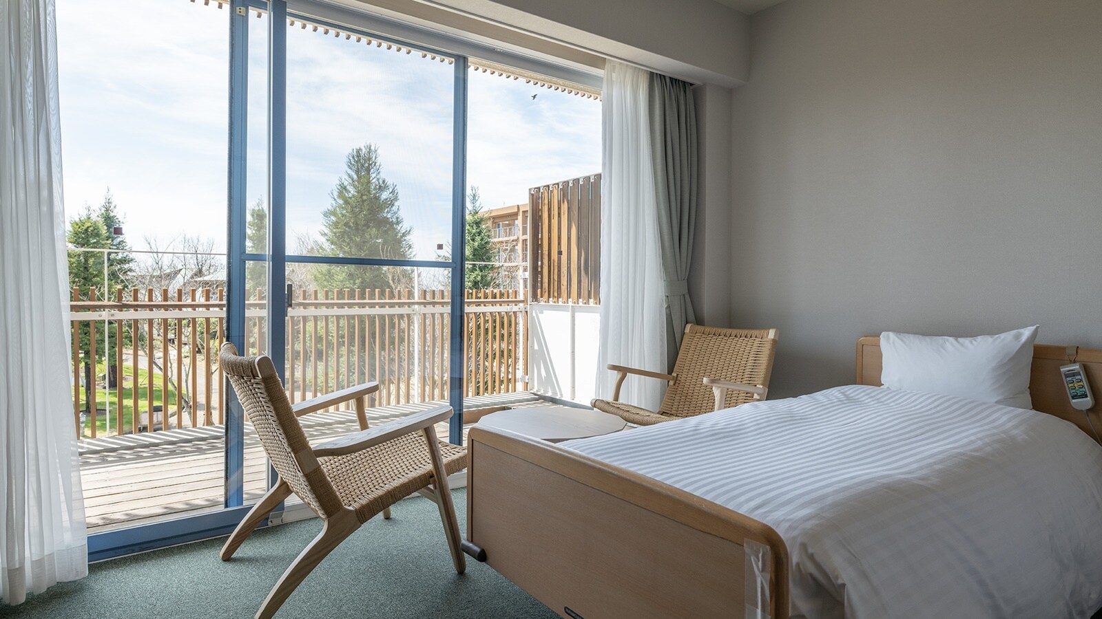 *[Main building barrier-free] Wheelchairs can move around the rooms easily.