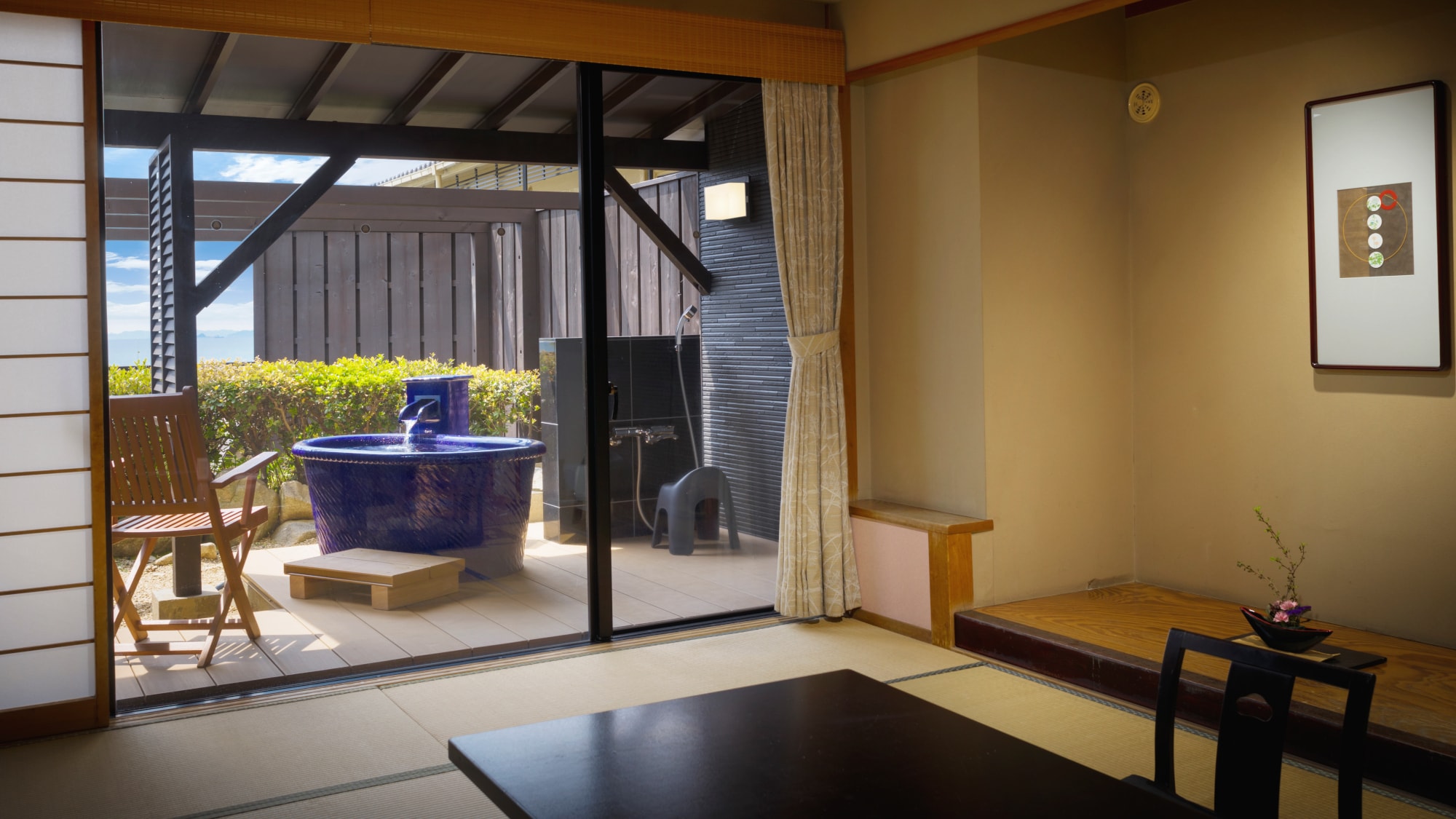 [Honmaru] An example of a Japanese-style room with an open-air bath