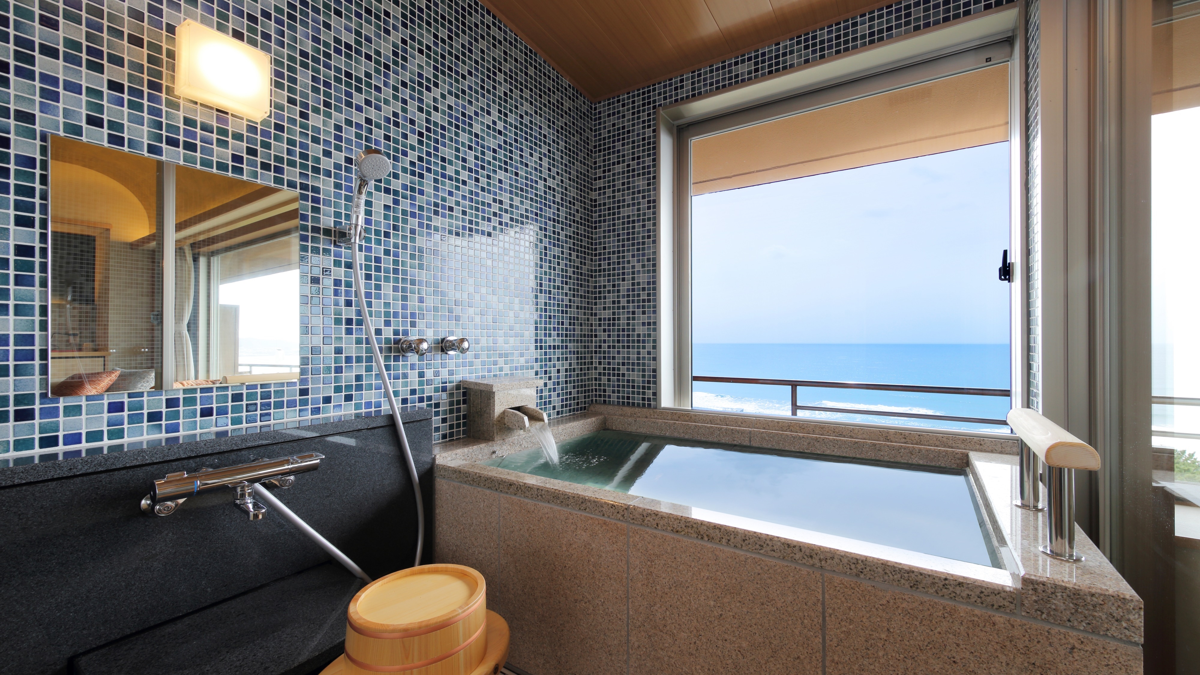 <NEW>帶半露天溫泉浴池的日西式客房（日式房+TW床：觀景櫃檯式）[7F]