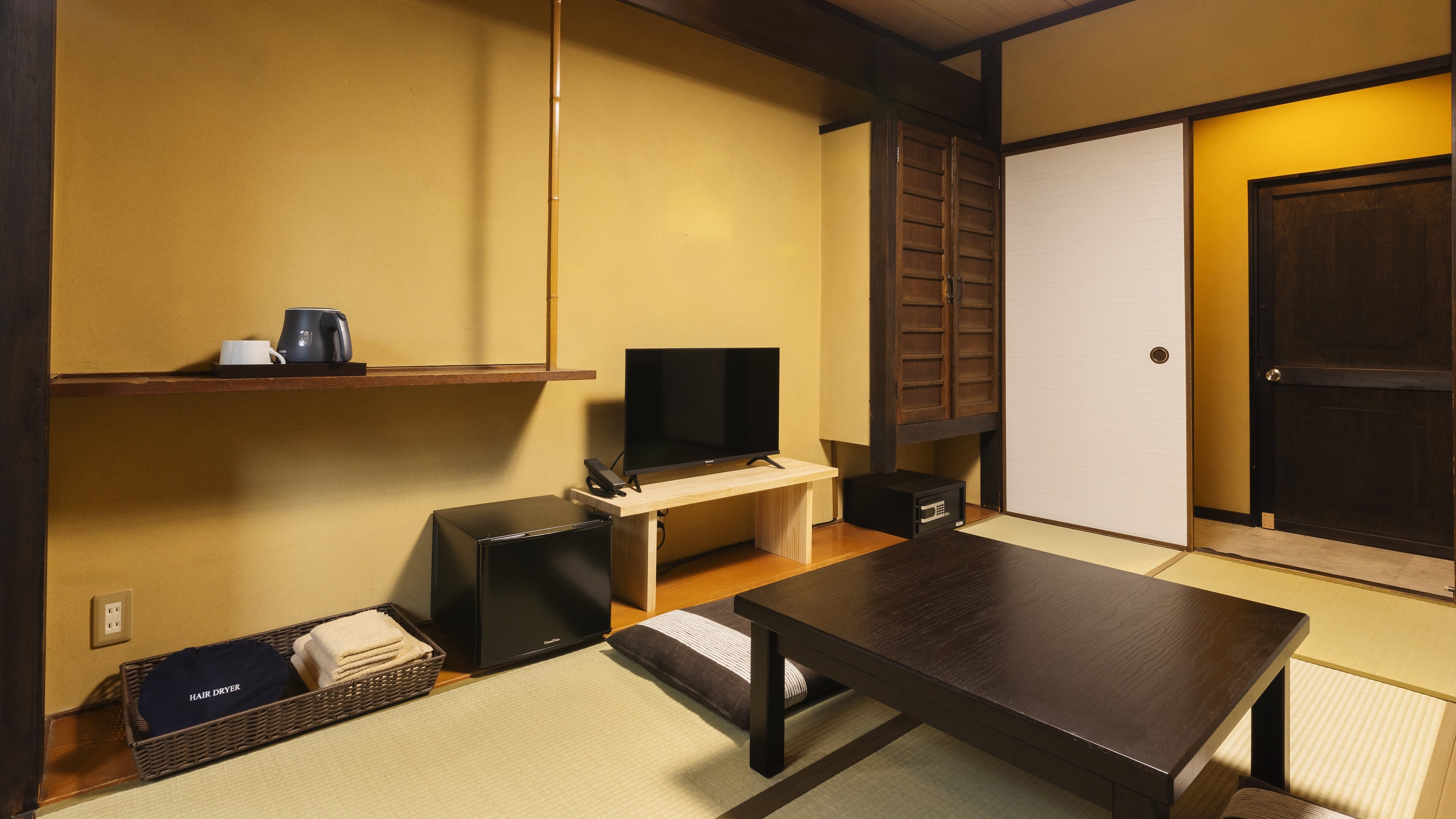 Japanese-style room (6 tatami mats)