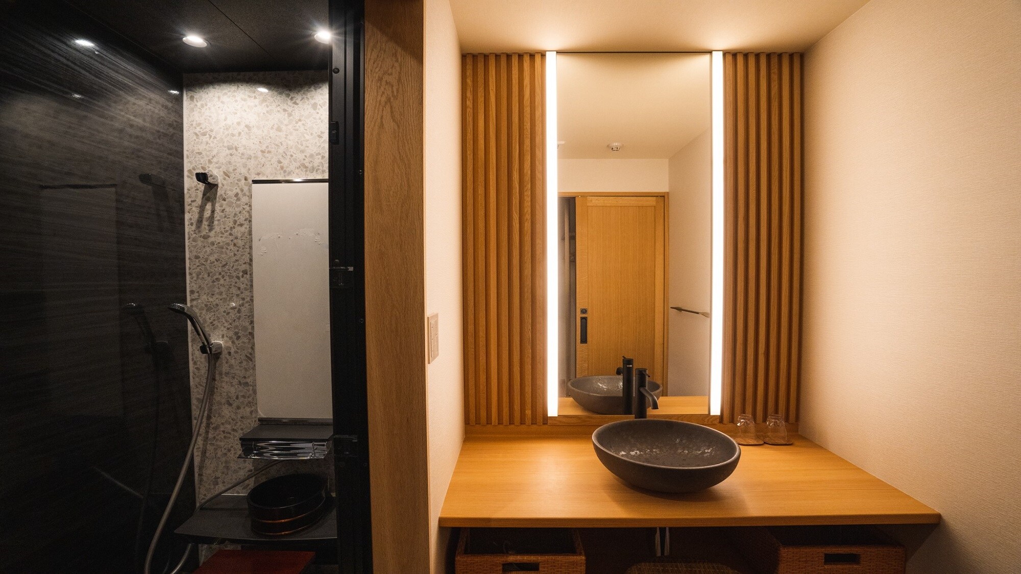 [Rooms with open-air cypress baths] 'Japanese modern' superior room (washroom and shower booth)