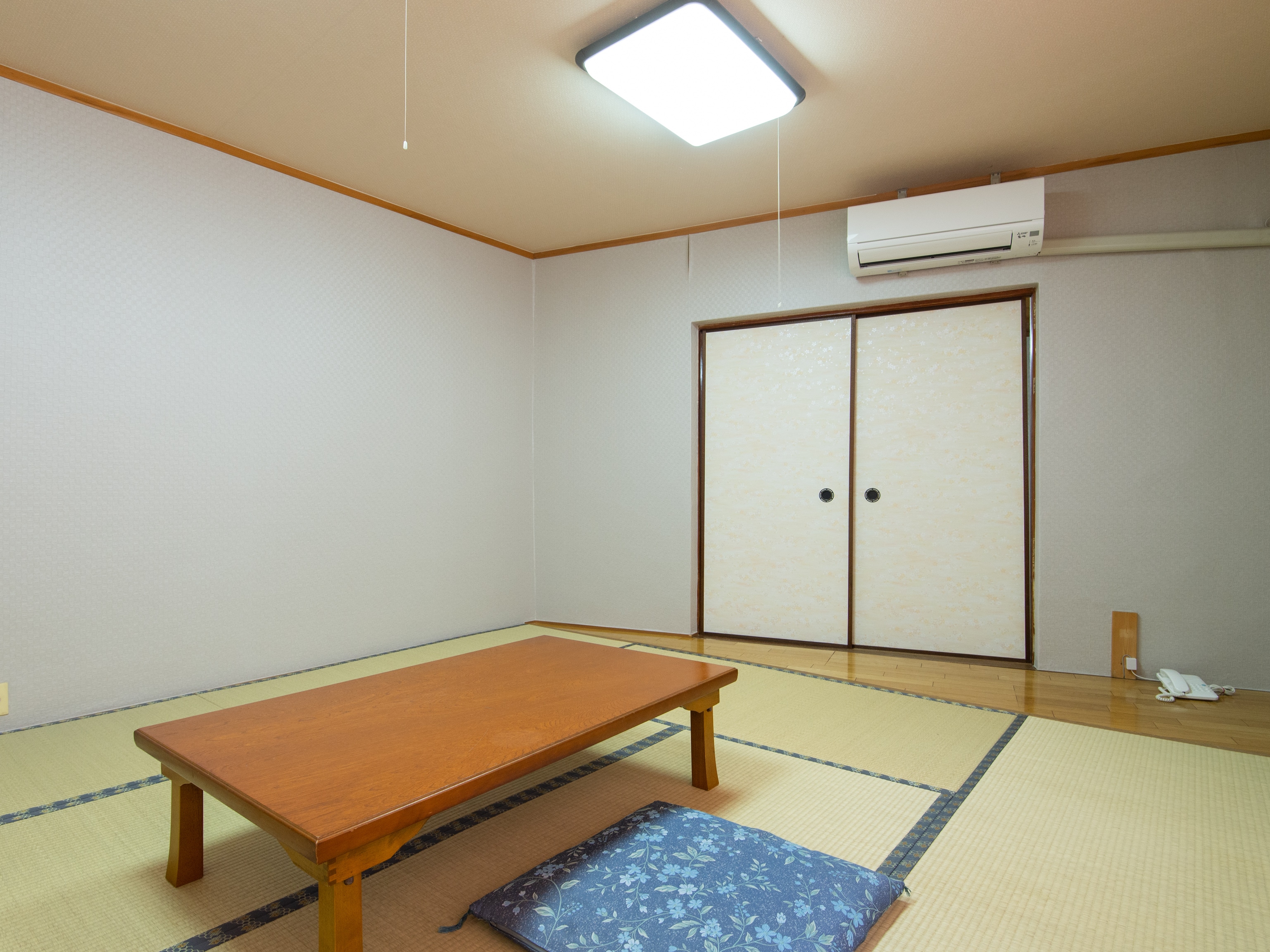 Kamar bergaya Jepang untuk lima orang (tanpa kamar mandi)