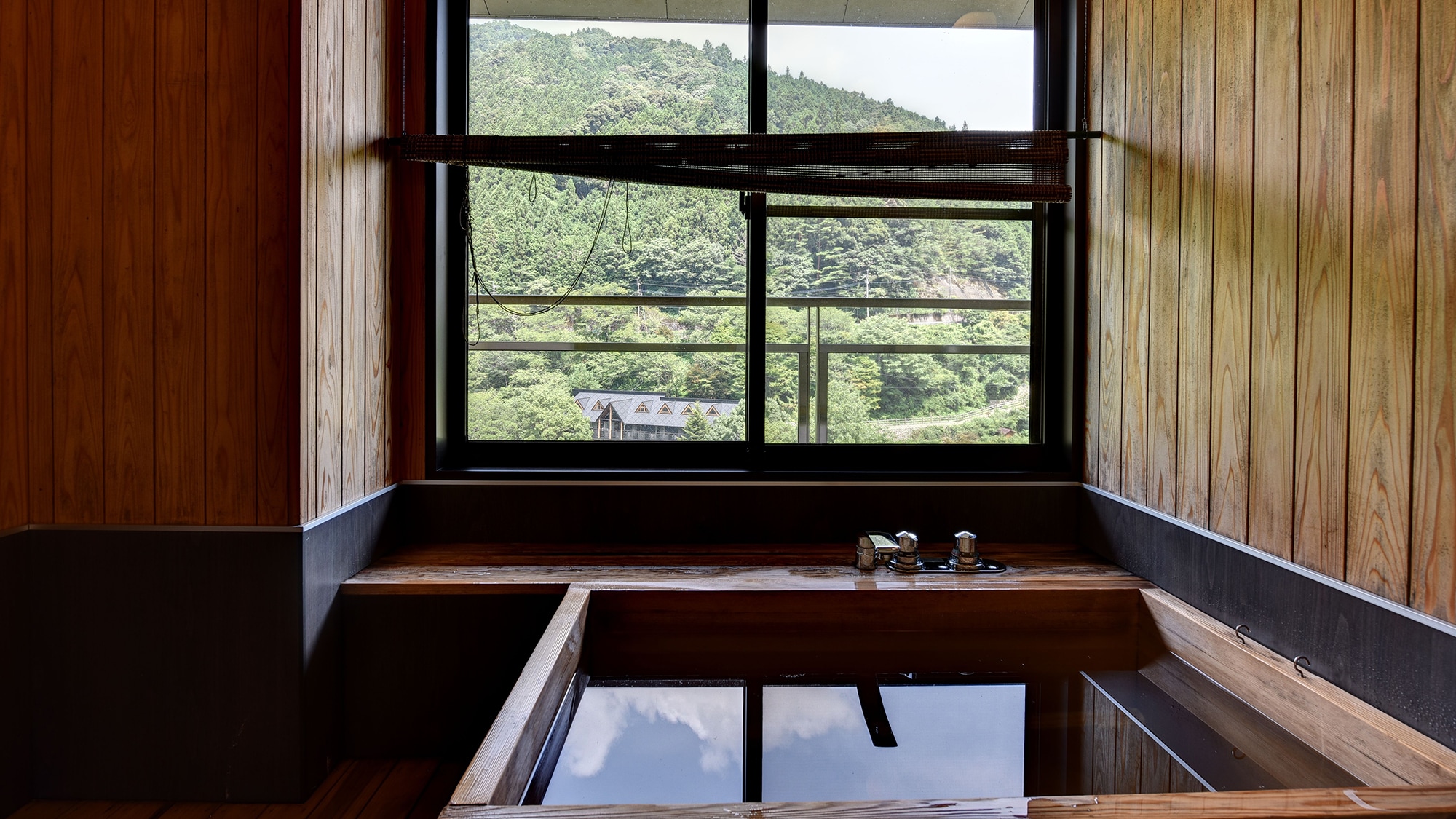 *Guest room with a panoramic bath. The room has a wooden bath.