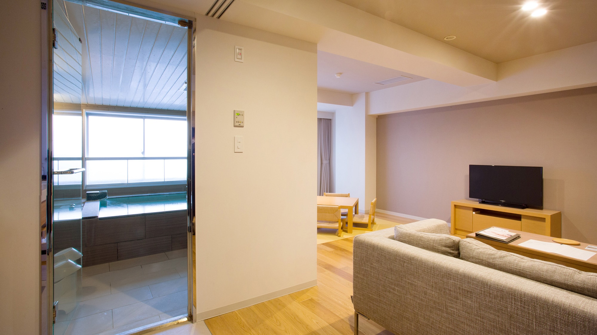 [An example of a modern Heisei Japanese-Western room with a panoramic bath] The room is designed like a one-room apartment, with sunlight filling the entire room.