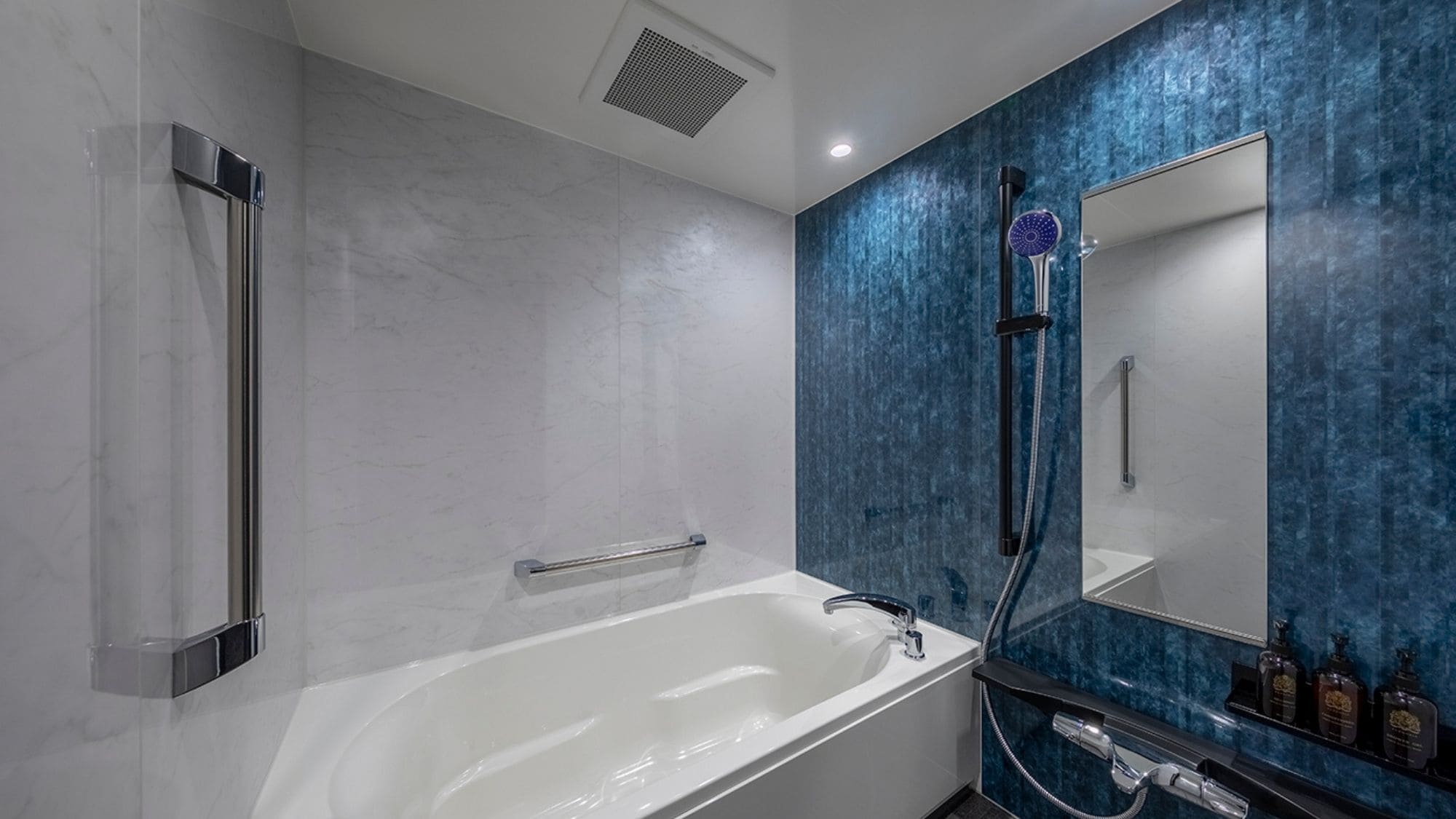 Bathtub installed only in superior twin rooms