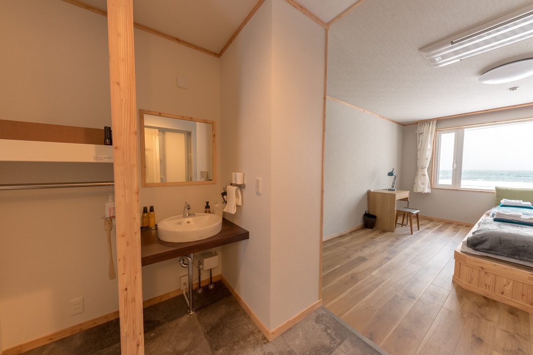 Spacious twin bedroom 1F washroom