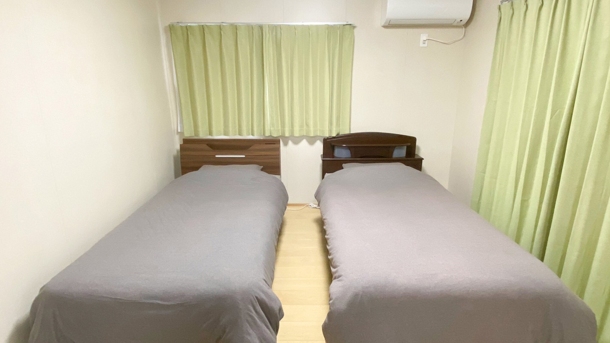・[Choose 2: Bedroom] A bedroom with two single beds. It is spacious.