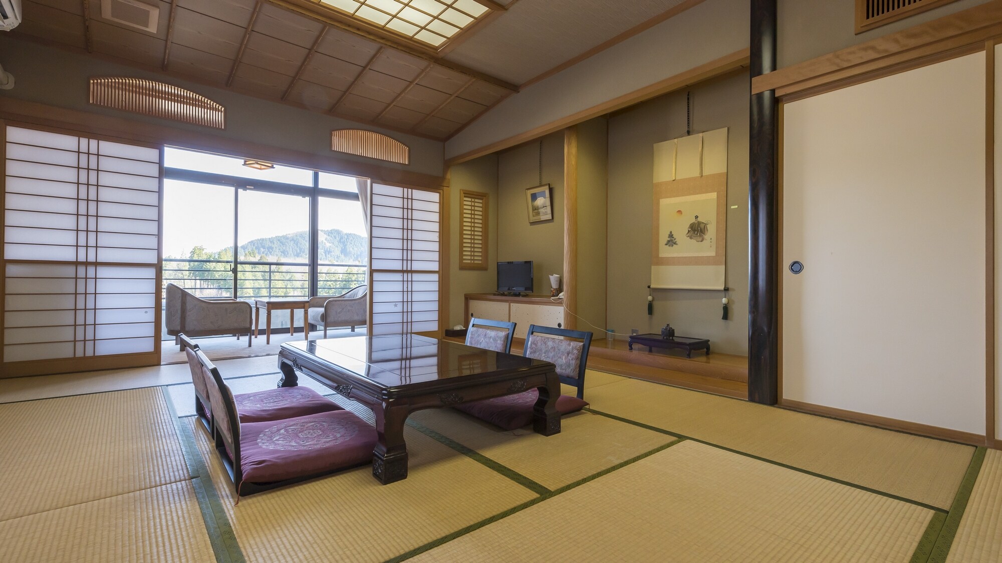 Please spend a relaxing time in a spacious Japanese-style room