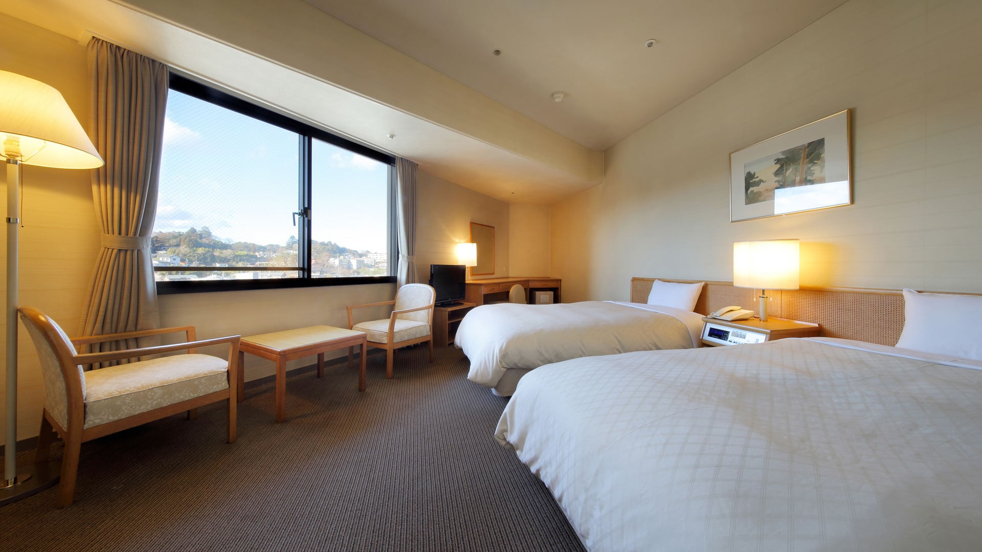 Western-style twin room facing the city