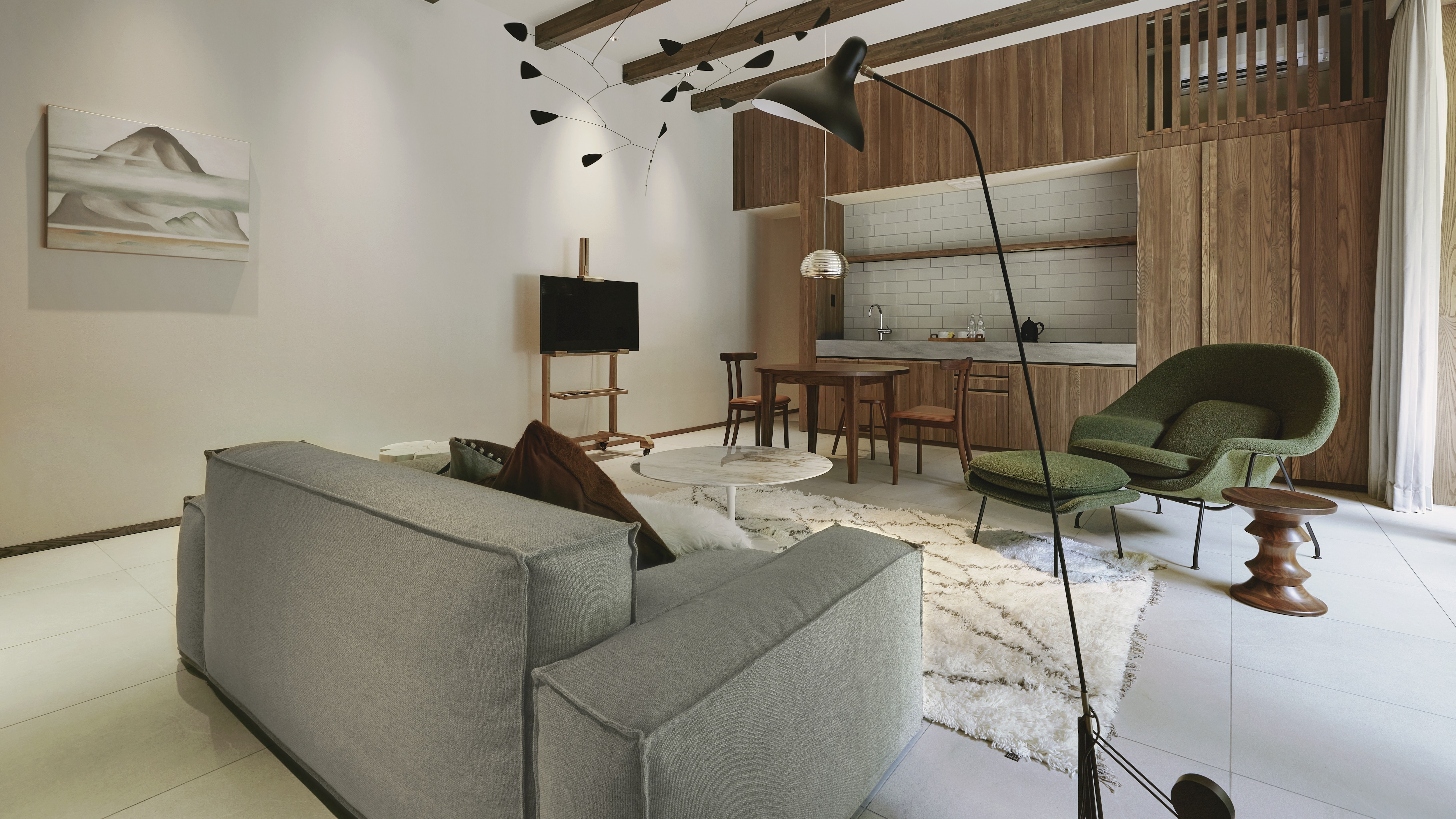 [101] Mid-century modern themed guest room
