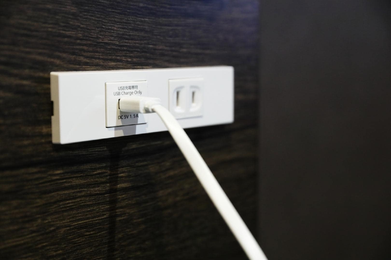 ห้องเดี่ยวธุรกิจ พร้อมปลั๊ก USB