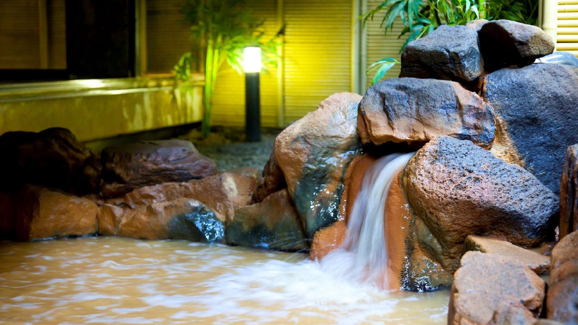 Tsuzumi-no-Yu open-air bath close-up