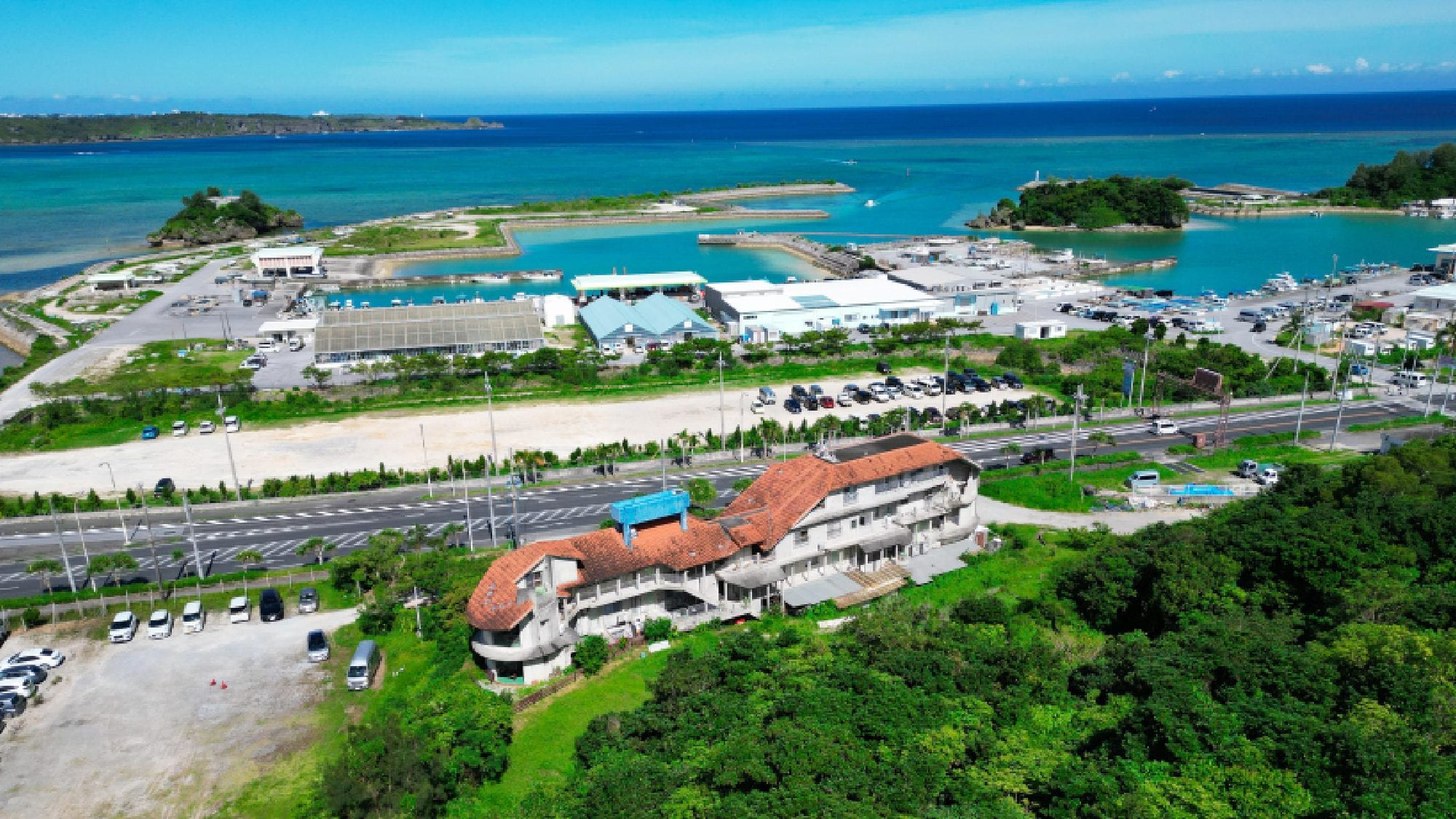 ・Distance between the hotel and the sea