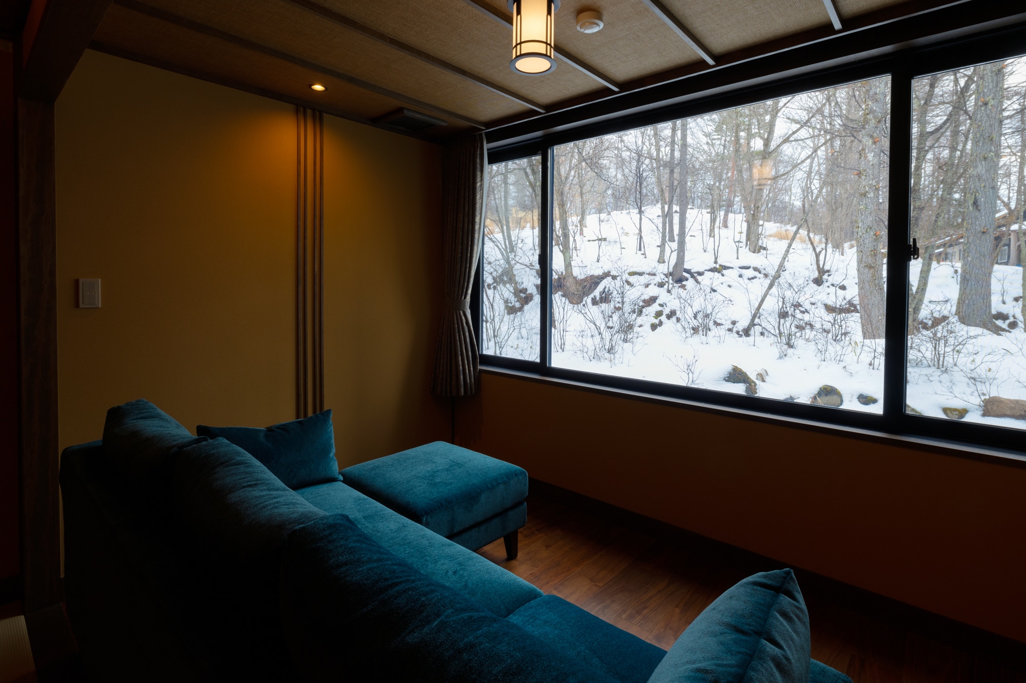 ■Japanese-style room with 10 tatami mats + twin bed + wide veranda■